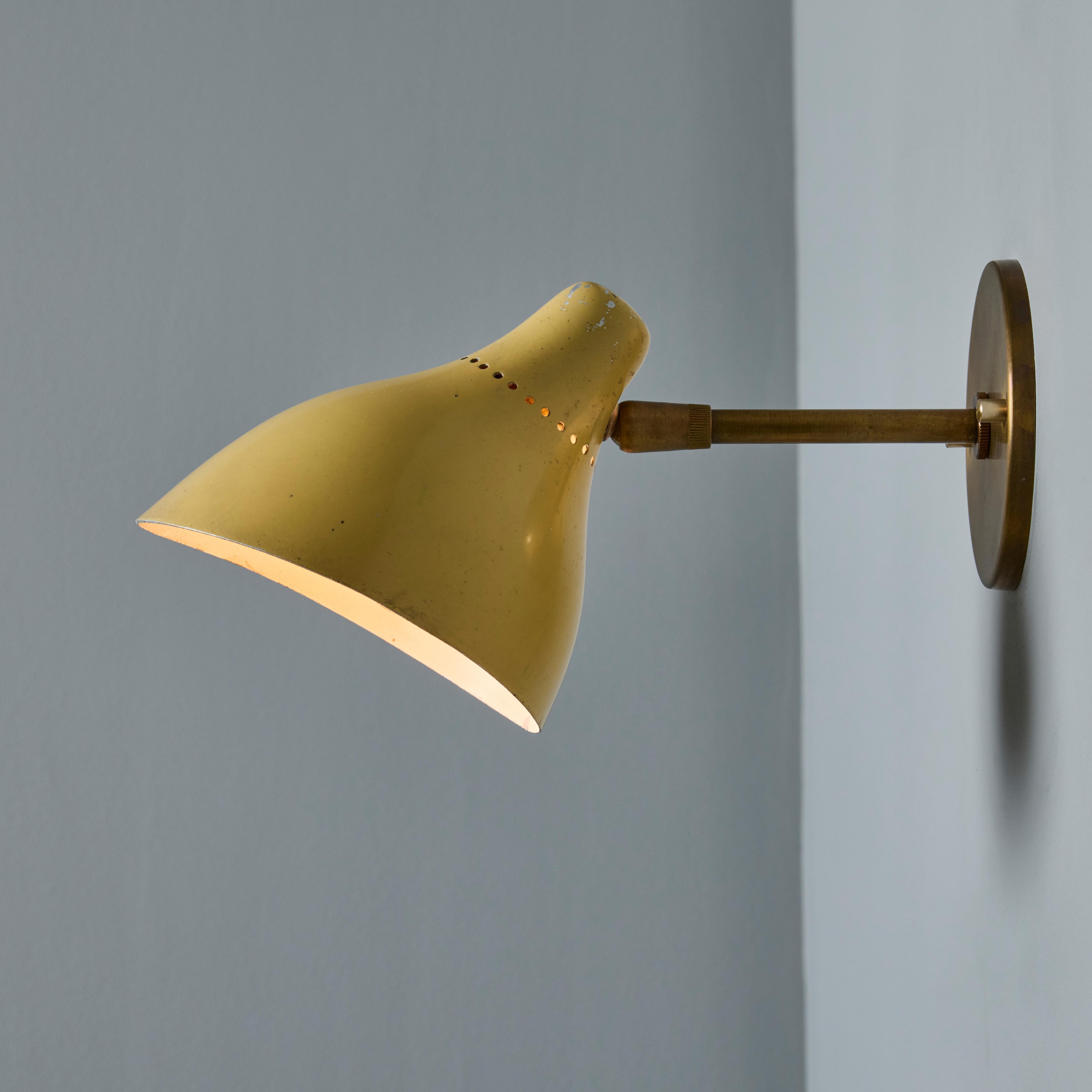 Métal Lampe murale des années 1950 en métal peint perforé et laiton Attribuée à Stilnovo en vente
