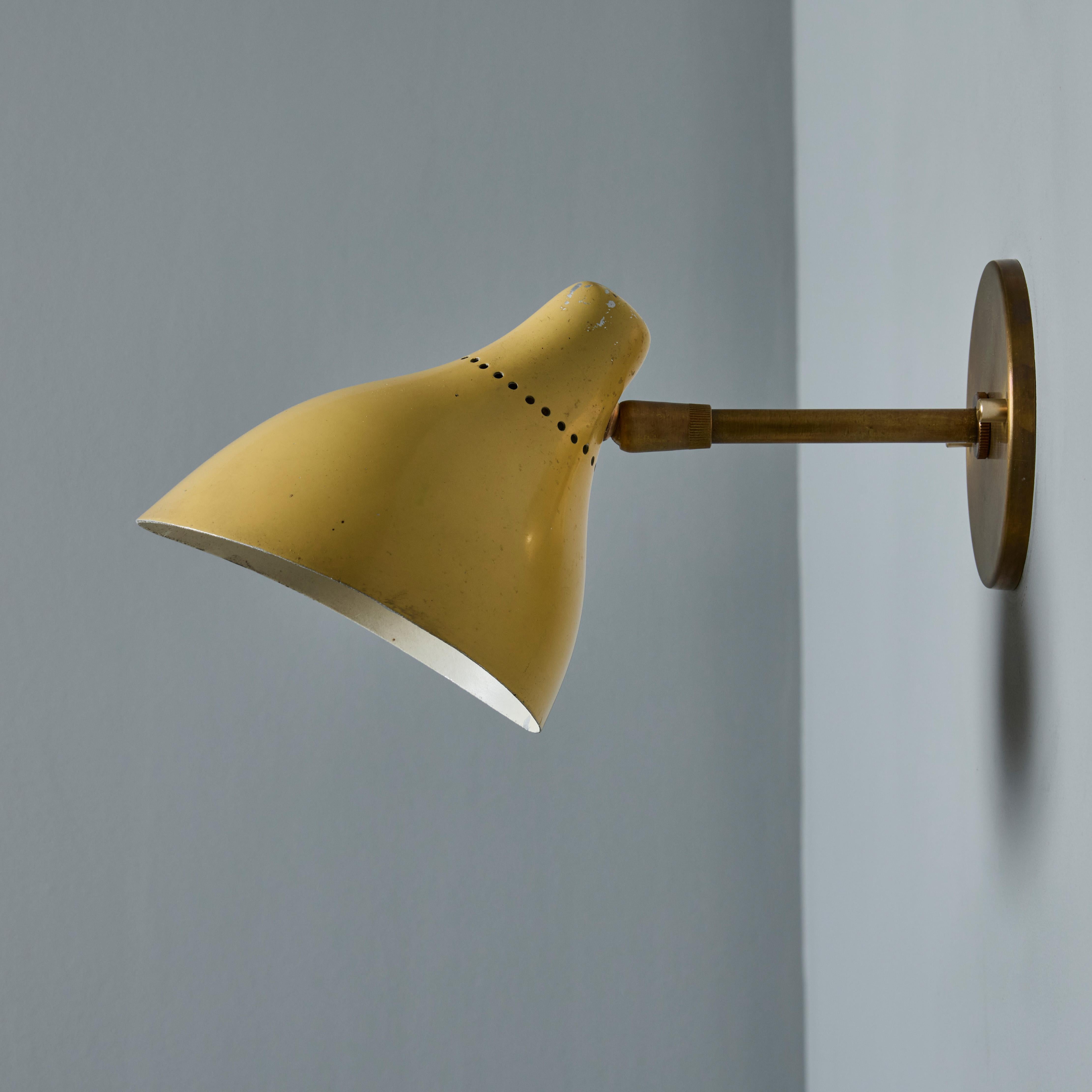 Lampe murale des années 1950 en métal peint perforé et laiton Attribuée à Stilnovo en vente 1