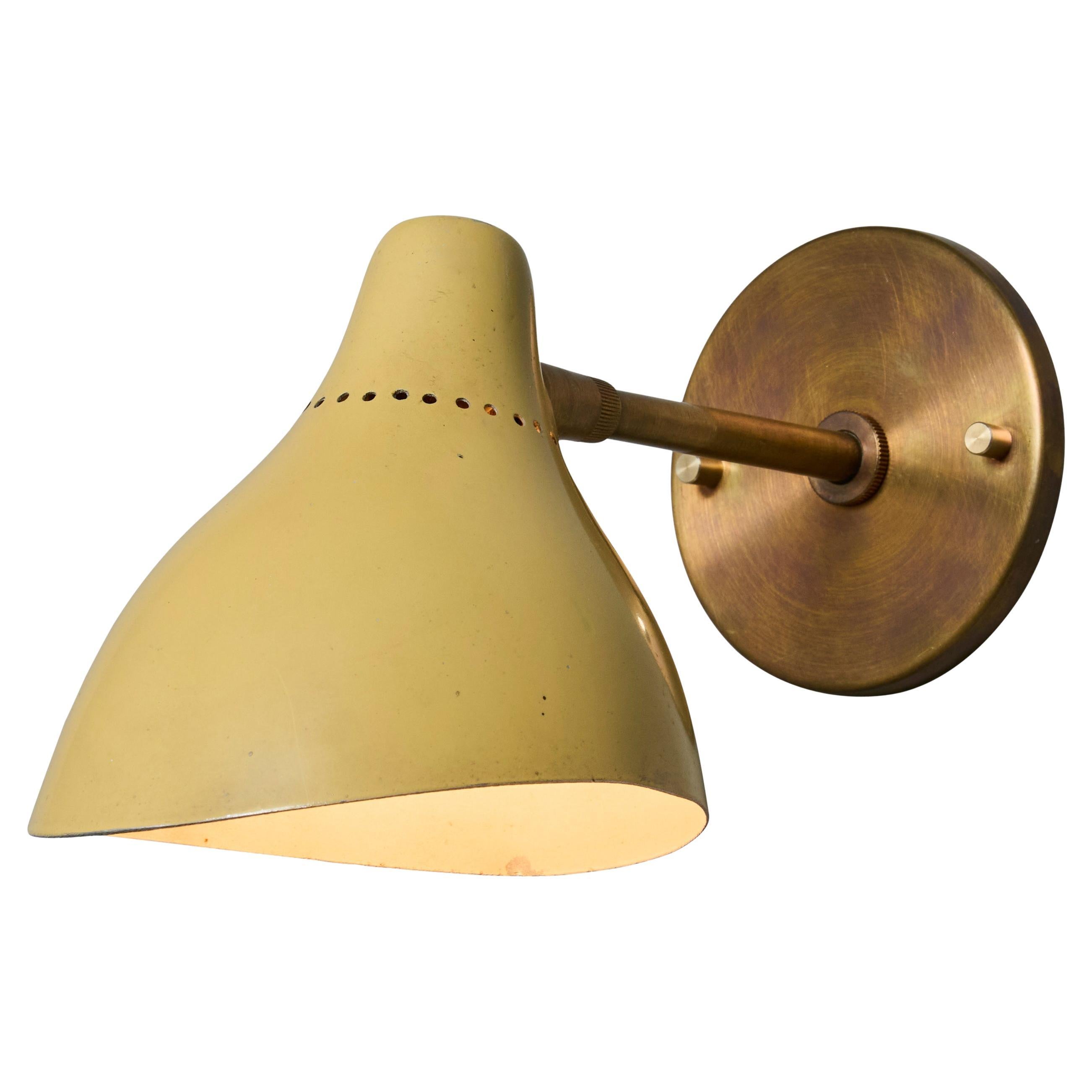 Lampe murale des années 1950 en métal peint perforé et laiton Attribuée à Stilnovo