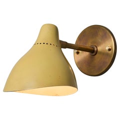 Lampe murale des années 1950 en métal peint perforé et laiton Attribuée à Stilnovo