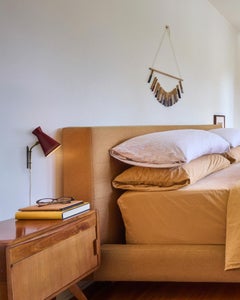 Lampada da parete a Diabolo rosso traforato degli anni '50 attribuita a Mauri Almari