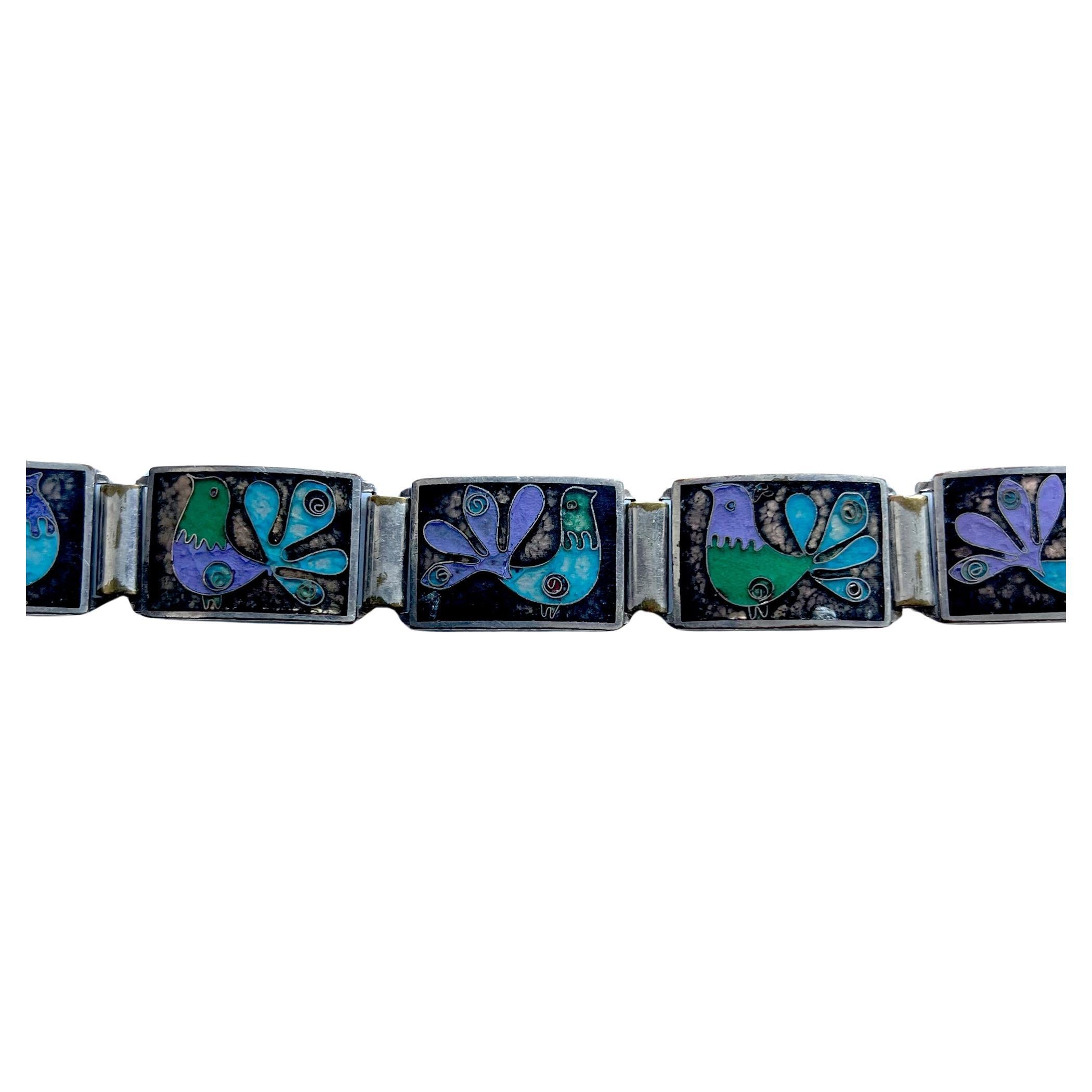 Deutsches modernistisches Armband aus Silber und Emaille, entworfen von Perli, ca. 1950er Jahre.  Vögel aus blauem, violettem und grünem Email in Cloisonné auf der Vorderseite und Gegenemail auf der Rückseite.  Das Armband misst 8