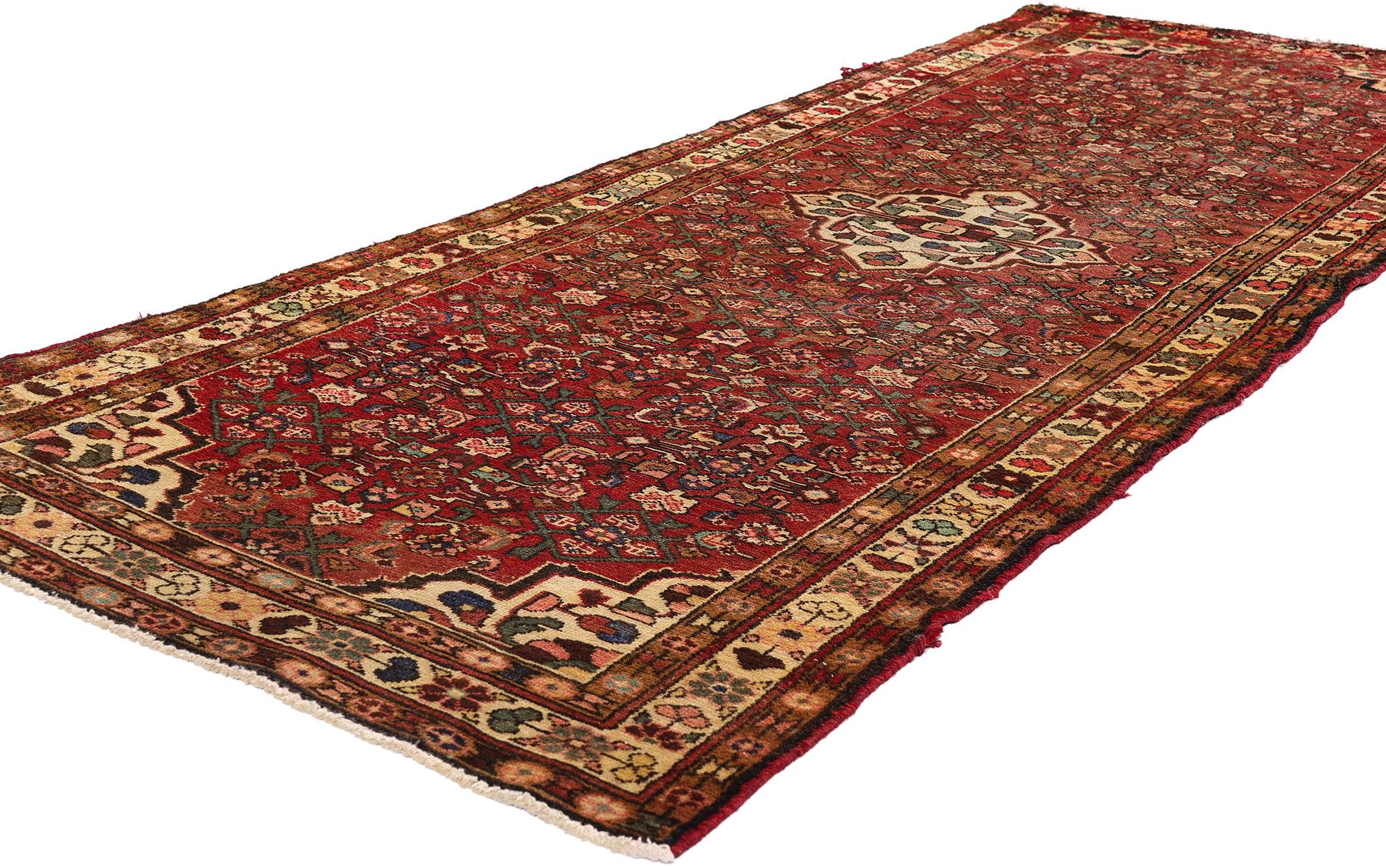 79284 Tappeto persiano vintage Borchelou Hamadan, 03'05 x 09'07. Questo tappeto persiano vintage Borchelou Hamadan, annodato a mano in lana, è un raro tesoro nato in uno dei villaggi di tessitura più stimati di Hamadan, celebrato per la sua
