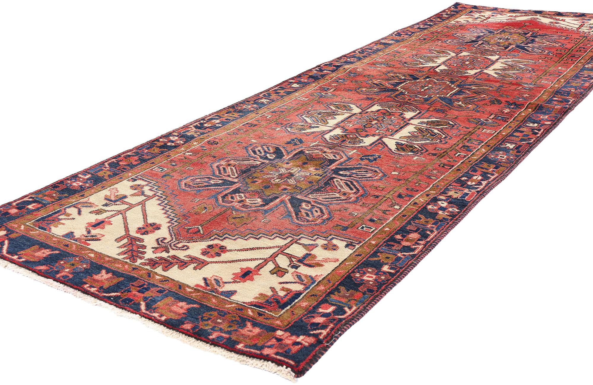 79008 Vintage Persian Heriz Rug Runner, 03'04 x 10'08. Dieser exquisite handgeknüpfte Läufer aus alter persischer Heriz-Wolle verkörpert die zeitlose Kunstfertigkeit der Heriz-Region im Nordwesten Irans. Die Teppiche von Heriz sind für ihre