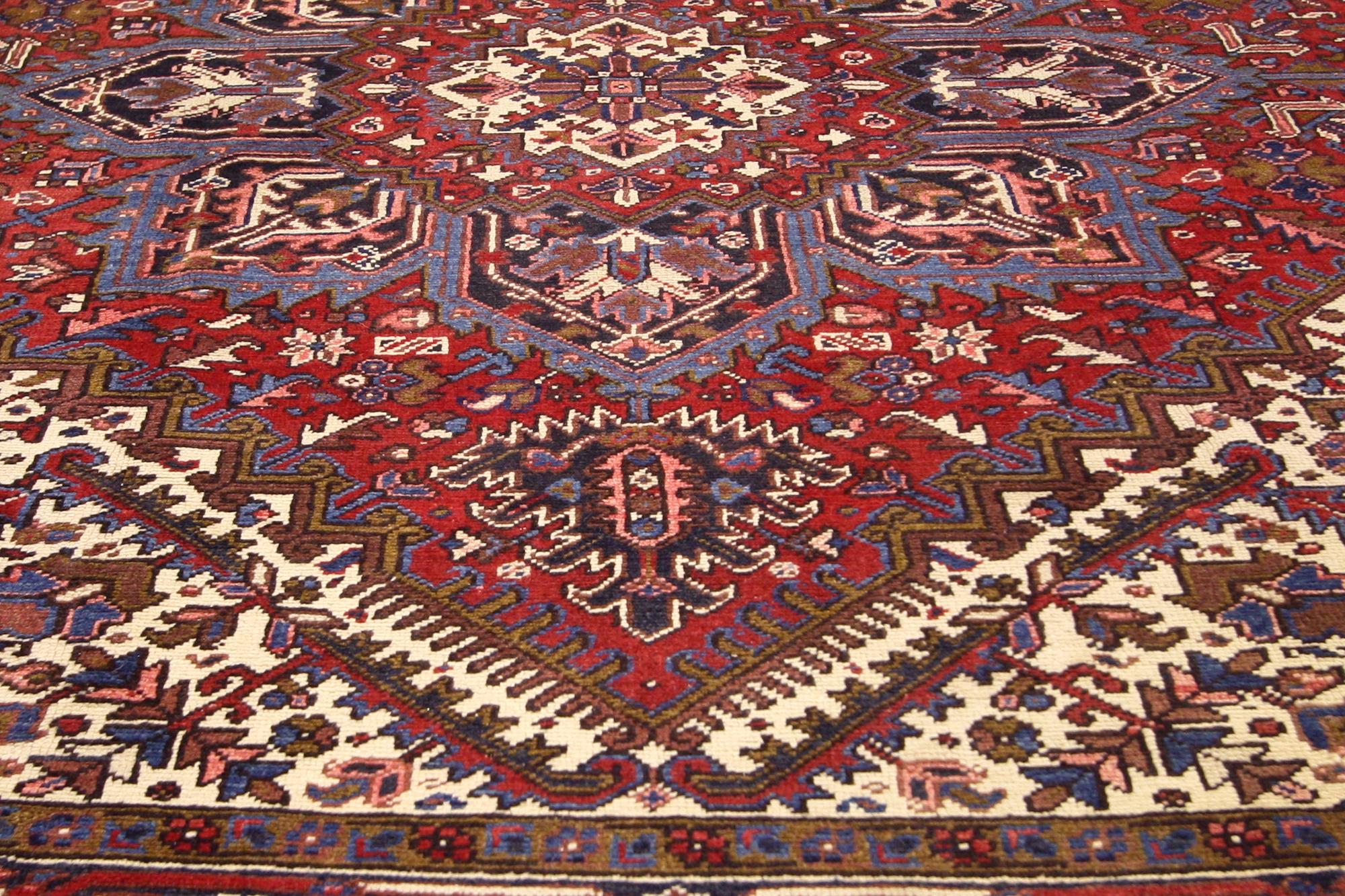 1950's Persian Heriz Rug with Traditional Style en Bueno estado para la venta en Dallas, TX