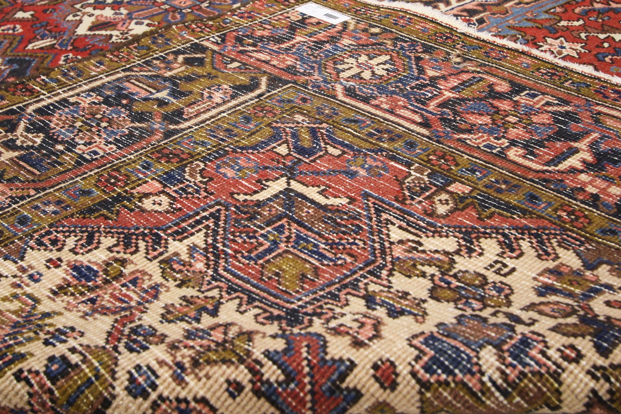 1950's Persian Heriz Rug with Traditional Style siglo XX en venta