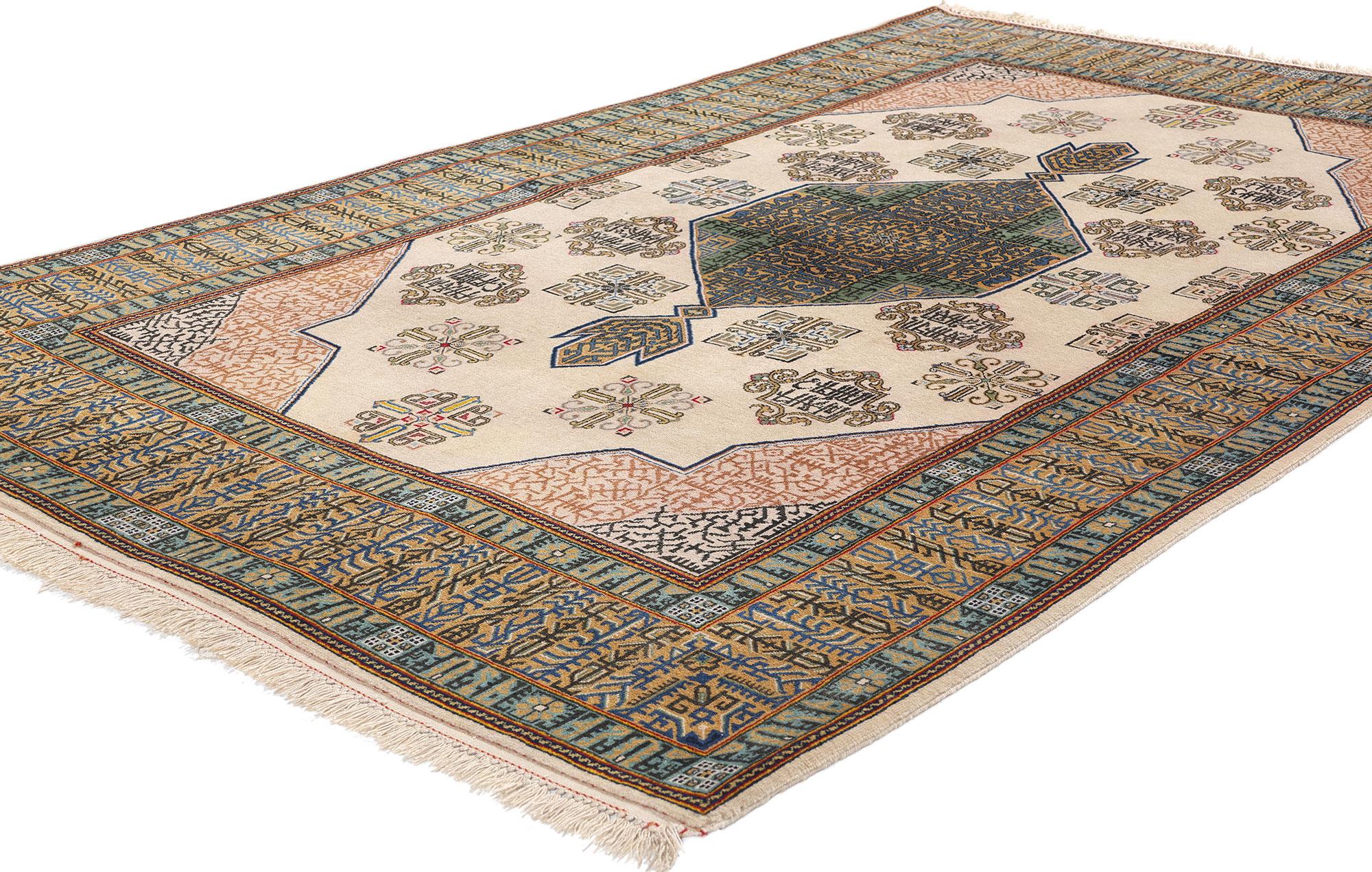 79190 Alfombra Persa Nain Vintage Marfil, 04'05 x 07'02. Adéntrate en la sagrada geometría de la devoción con esta rara alfombra persa vintage Nain de lana anudada a mano, un manuscrito tejido de fe y majestuosidad. A diferencia de la florida