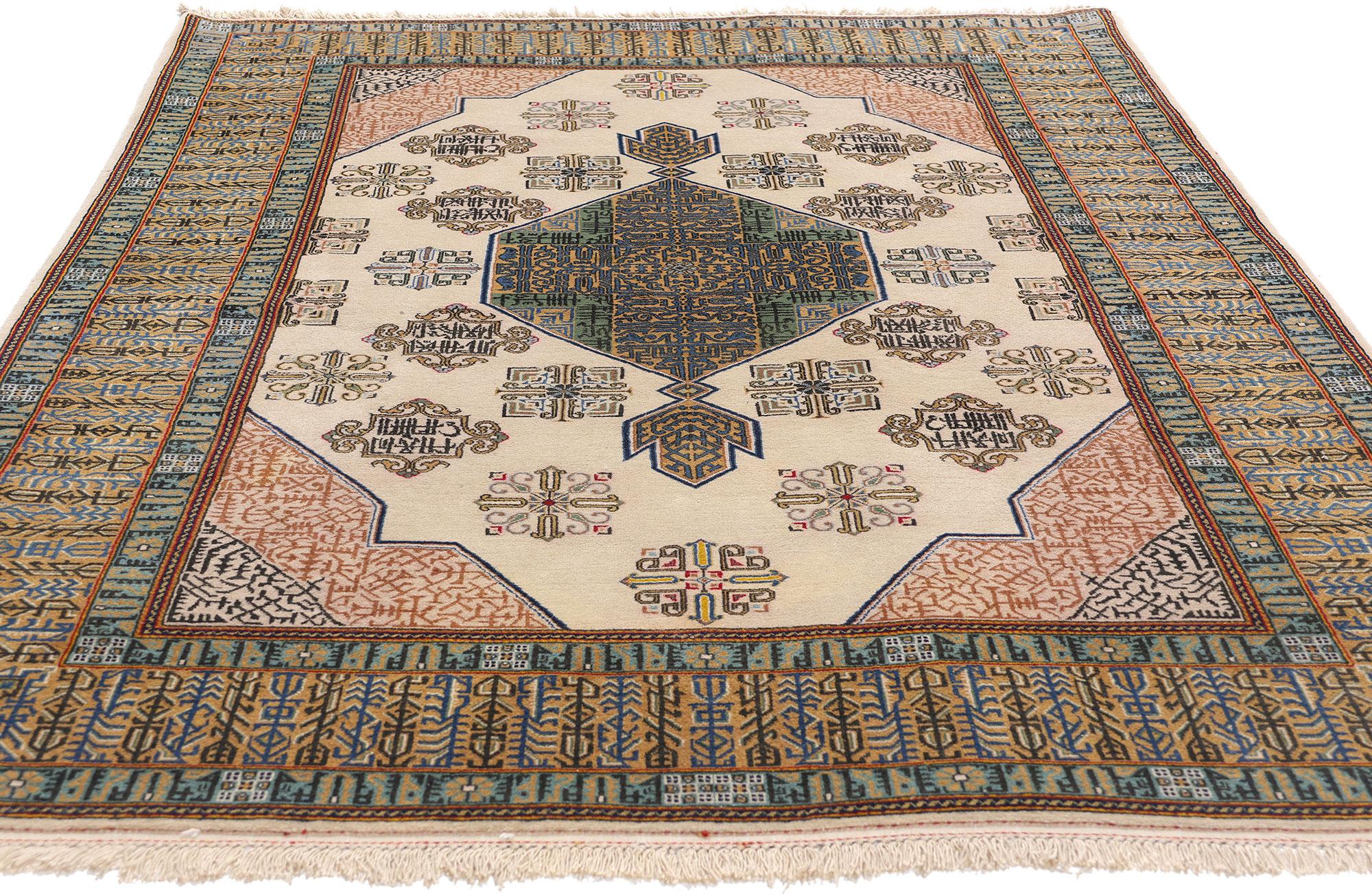 Alfombra persa Nain de 1950 con estilo tradicional y caligrafía cúfica del Corán Movimiento estético en venta