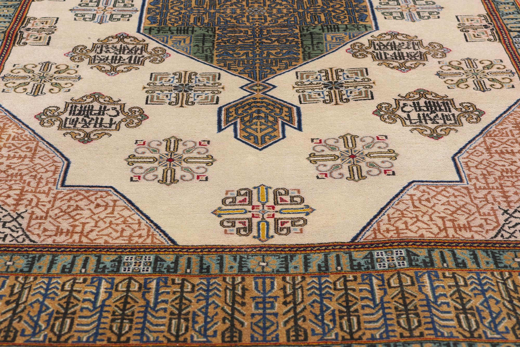 Alfombra persa Nain de 1950 con estilo tradicional y caligrafía cúfica del Corán Anudado a mano en venta