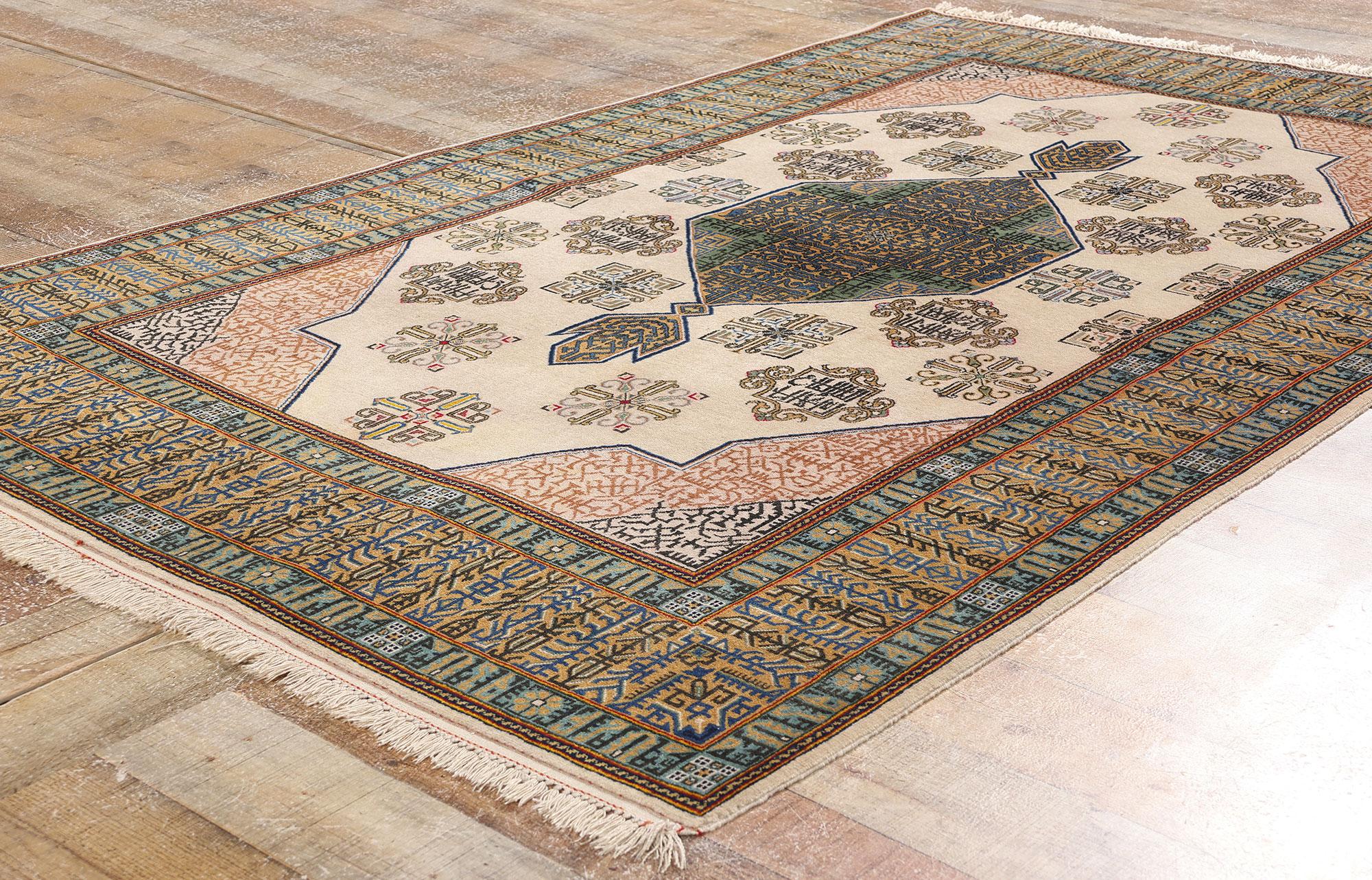 Alfombra persa Nain de 1950 con estilo tradicional y caligrafía cúfica del Corán Lana en venta