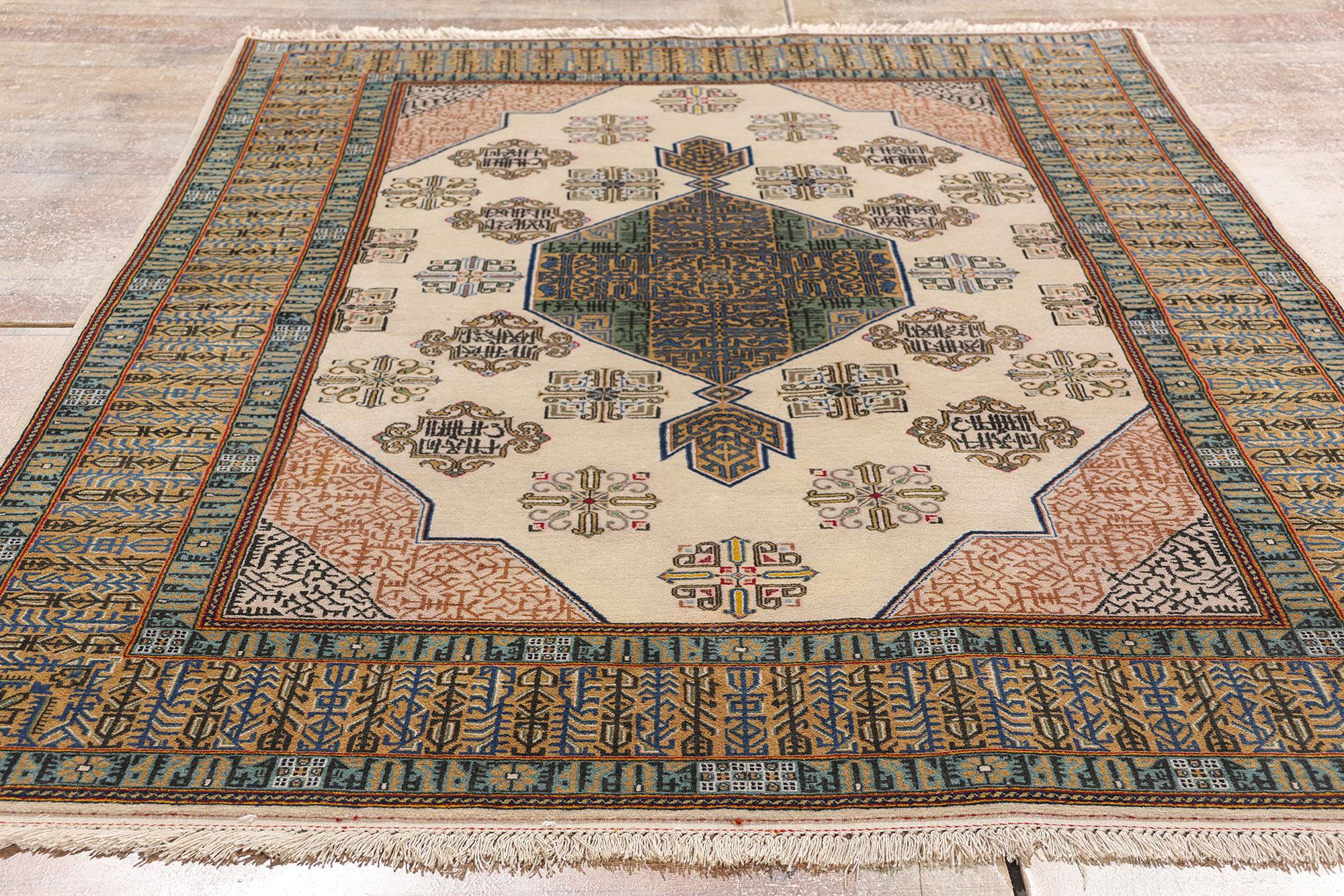 Alfombra persa Nain de 1950 con estilo tradicional y caligrafía cúfica del Corán en venta 1