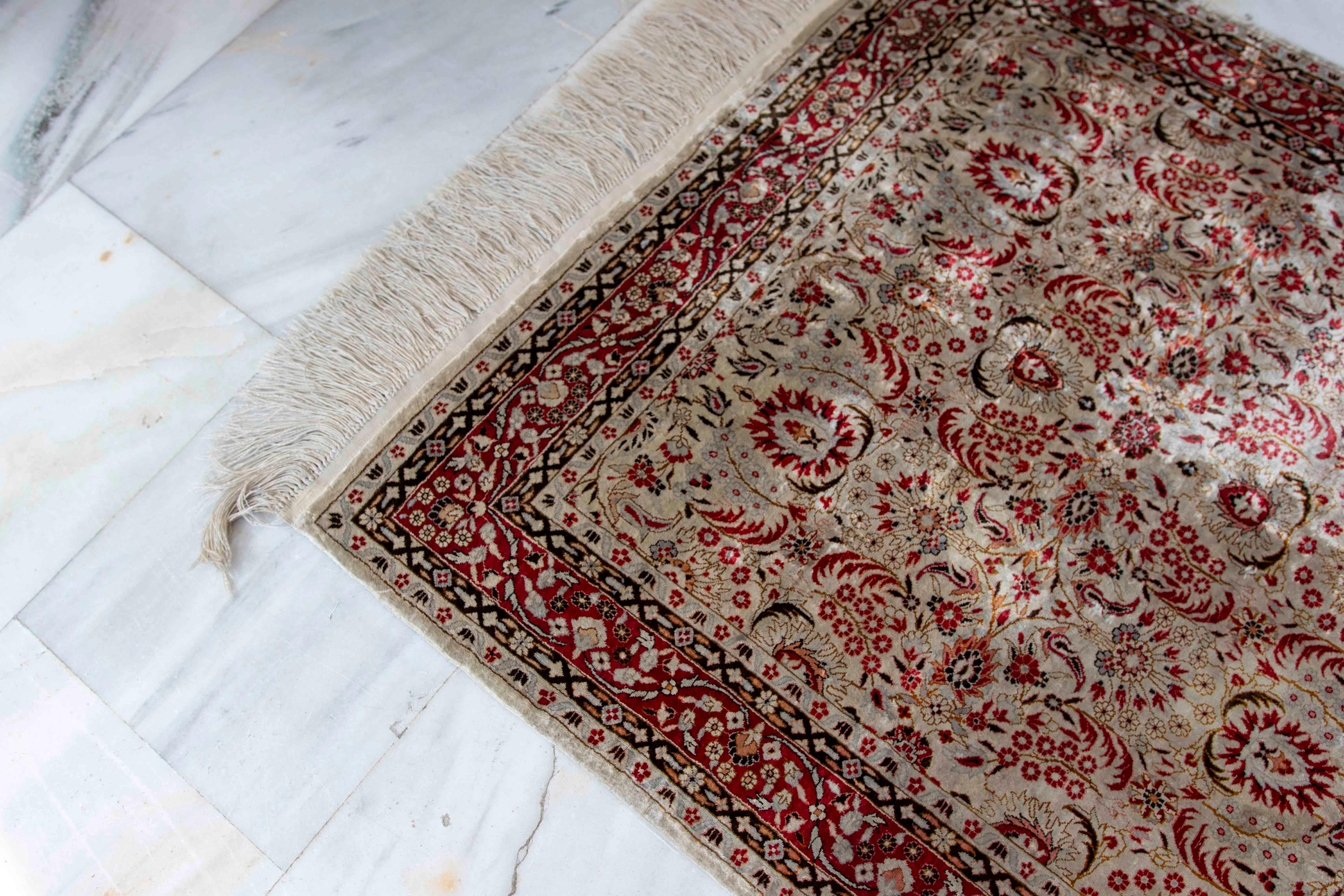 Asiatico Tappeto persiano in seta degli anni '50 con motivi floreali nei toni del rosso e dell'avorio in vendita