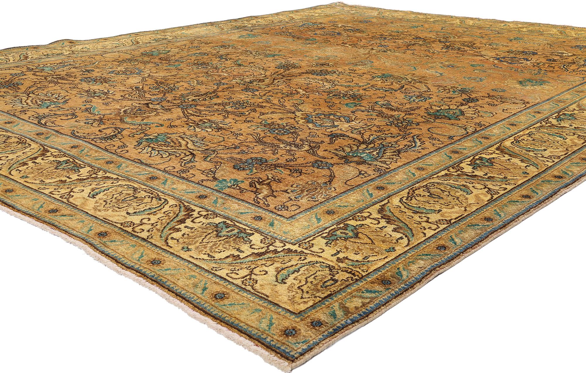 76328 Tapis persan vintage Tabriz, 10'00 x 12'09. Ce tapis persan Tabriz vintage, méticuleusement noué à la main à partir de laine fine, est l'exemple même de l'artisanat et du design persans traditionnels. Sa texture délicatement tissée et la