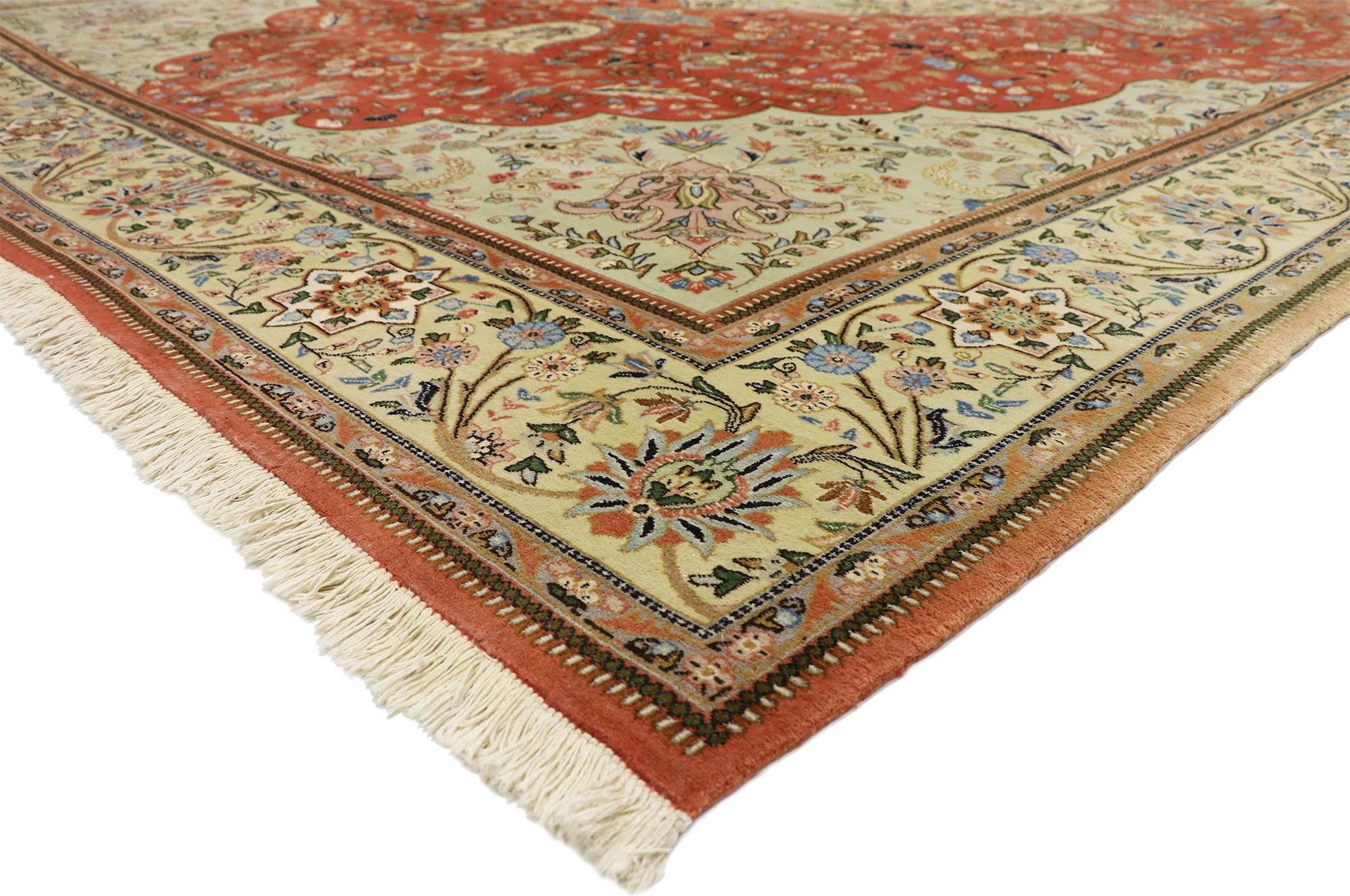 77353 Vintage Persian Tabriz Rug, 11'00 x 15'03. In diesem prächtigen, handgeknüpften persischen Jagdteppich aus alter Wolle aus Täbris entfaltet sich eine mythische Geschichte in einer königlichen Komposition aus Farbe, Handwerkskunst und