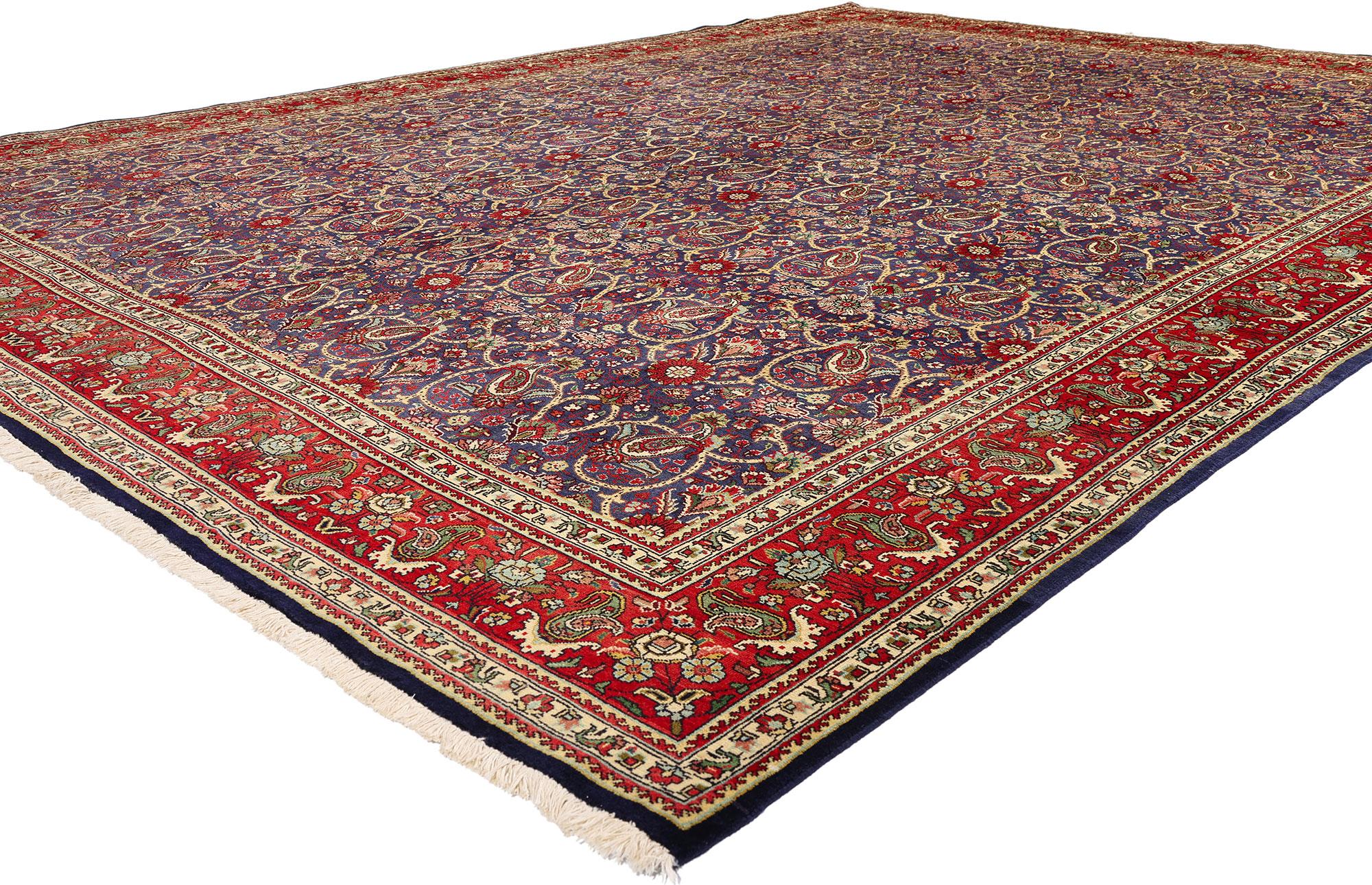 76331, Tappeto persiano Tabriz vintage dallo stile tradizionale. Questo tappeto Tabriz persiano vintage in lana annodato a mano presenta un motivo all-over circondato da un bordo classico che crea un design equilibrato e senza tempo. Questo tappeto