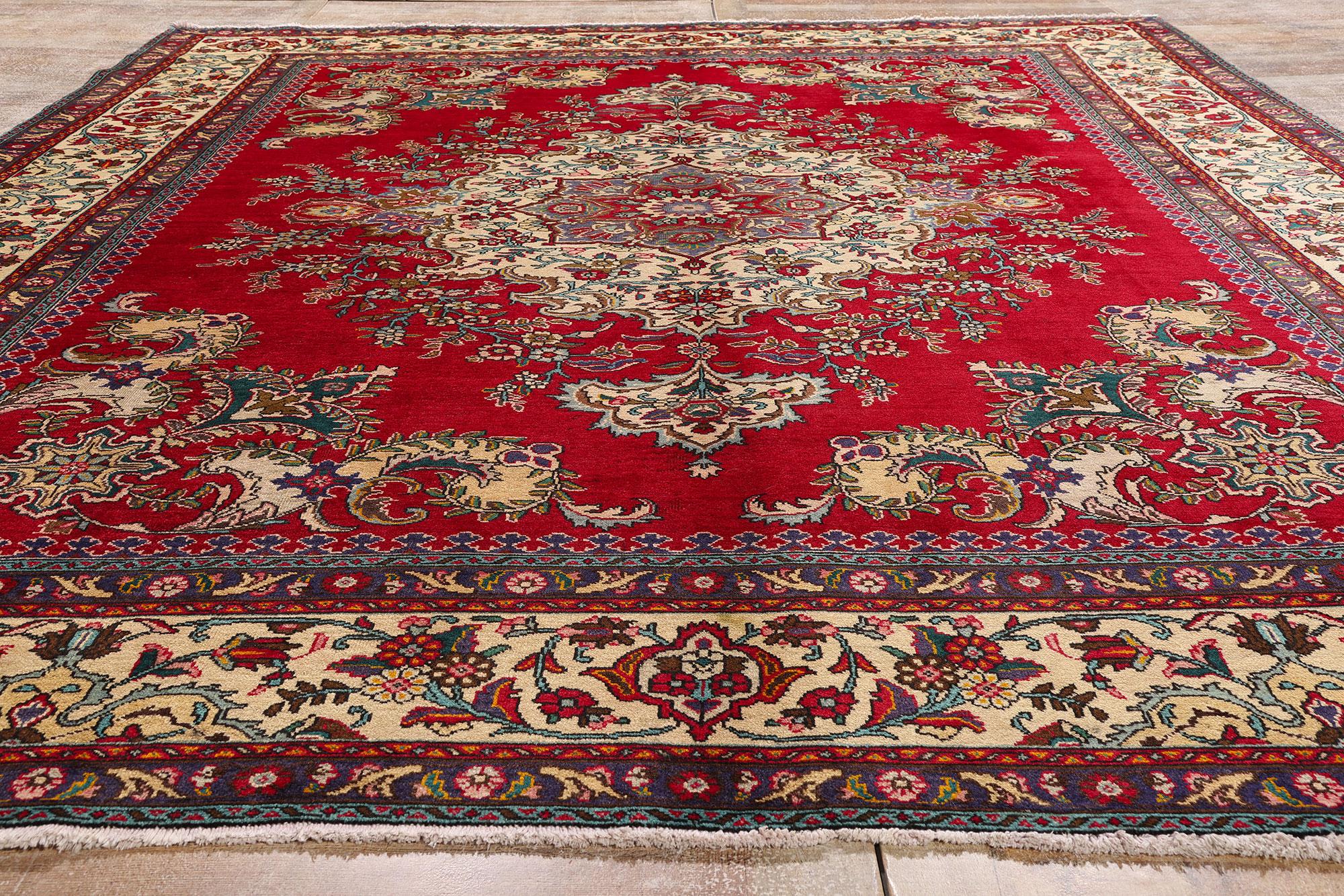 75766 Tappeto persiano vintage Tabriz con stile tradizionale coloniale e federale. Dall'eleganza casual a quella fresca e formale, assapora la raffinatezza di questo tappeto persiano Tabriz vintage in lana annodato a mano. I suoi colori vivaci