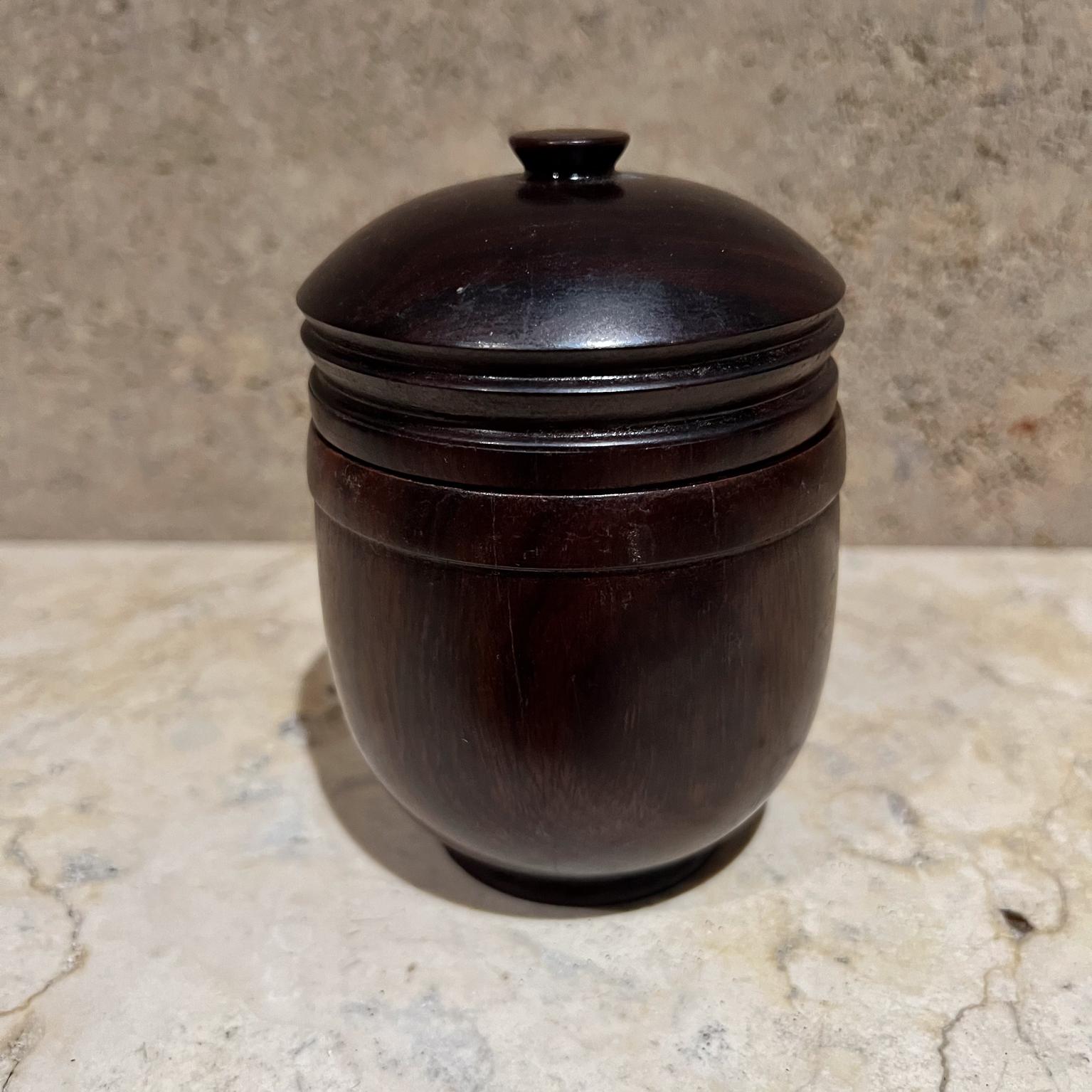 Vaso con coperchio in legno di palissandro degli anni '50
contenitore di raccolta
4,88 h x 3,25 di diametro
Condizioni di usato non restaurato.
Vedi le immagini fornite per favore.