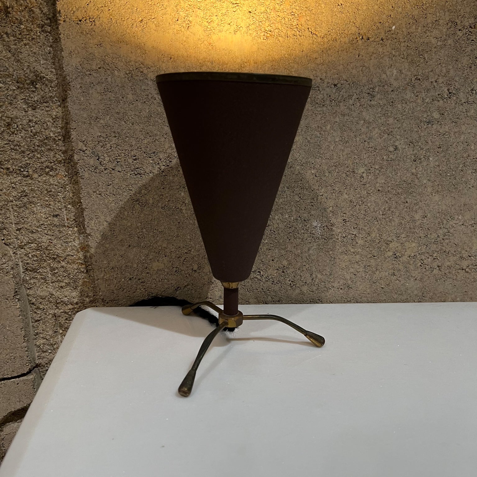 Schreibtisch-Tischlampe
Moderne italienische Tischlampe mit Dreibein aus der Jahrhundertmitte. Italien, 1950er Jahre
Unmarkiert, wird Stilnovo zugeschrieben.
Maße: 8 hoch x 5,25 Durchmesser
Gebrauchter, unrestaurierter Originalzustand.
Siehe