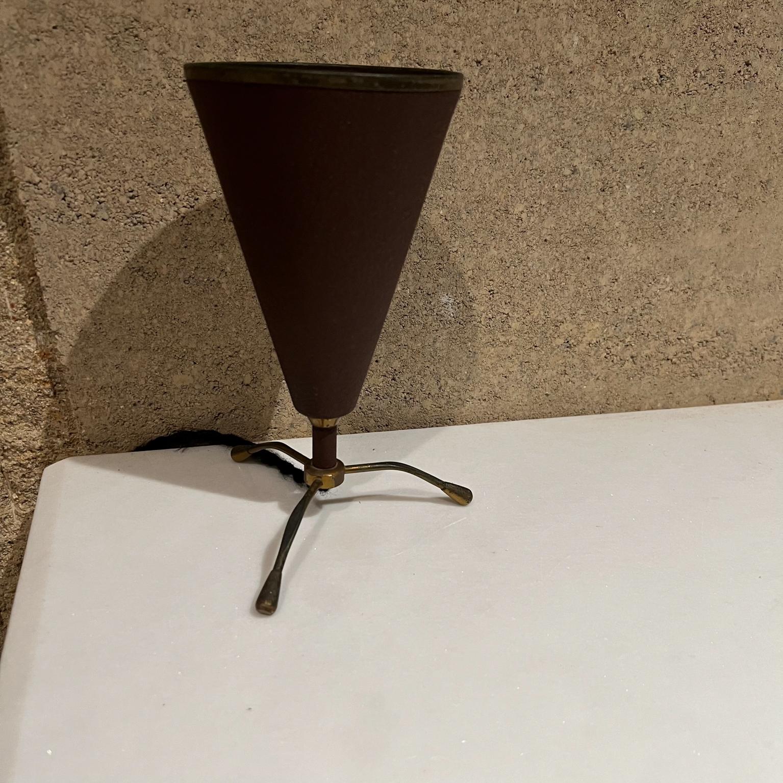 1950er Jahre Petite Dreibein-Schreibtischlampe Stilnovo, Italienisches modernes Design (Moderne der Mitte des Jahrhunderts) im Angebot