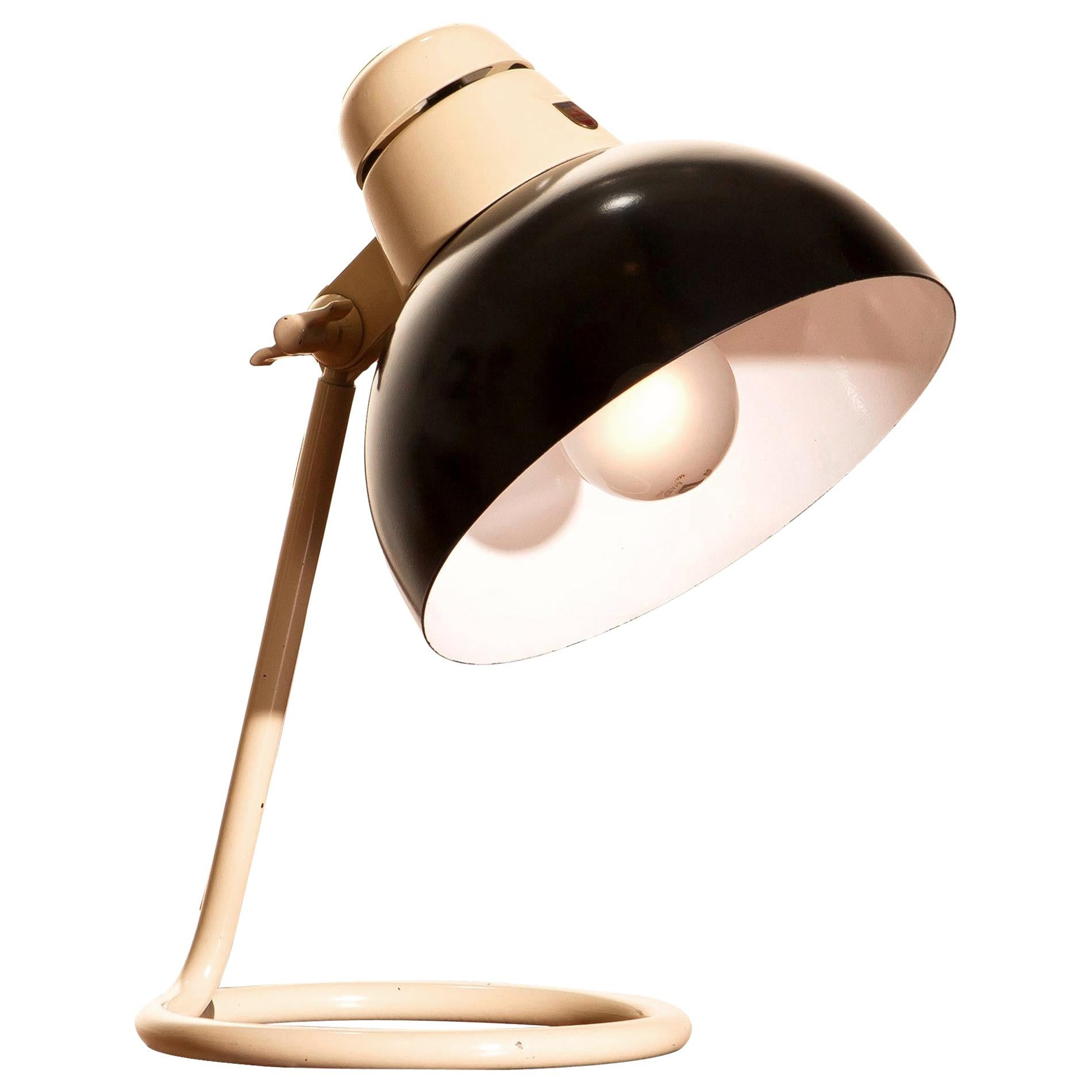 Beautiful desk or table lamp in off-white and black lacquered metal and in very good condition.

Period 1950
The dimensions are: Height 33 cm – 13 inch / ø shade 20 cm – 8 inch.
