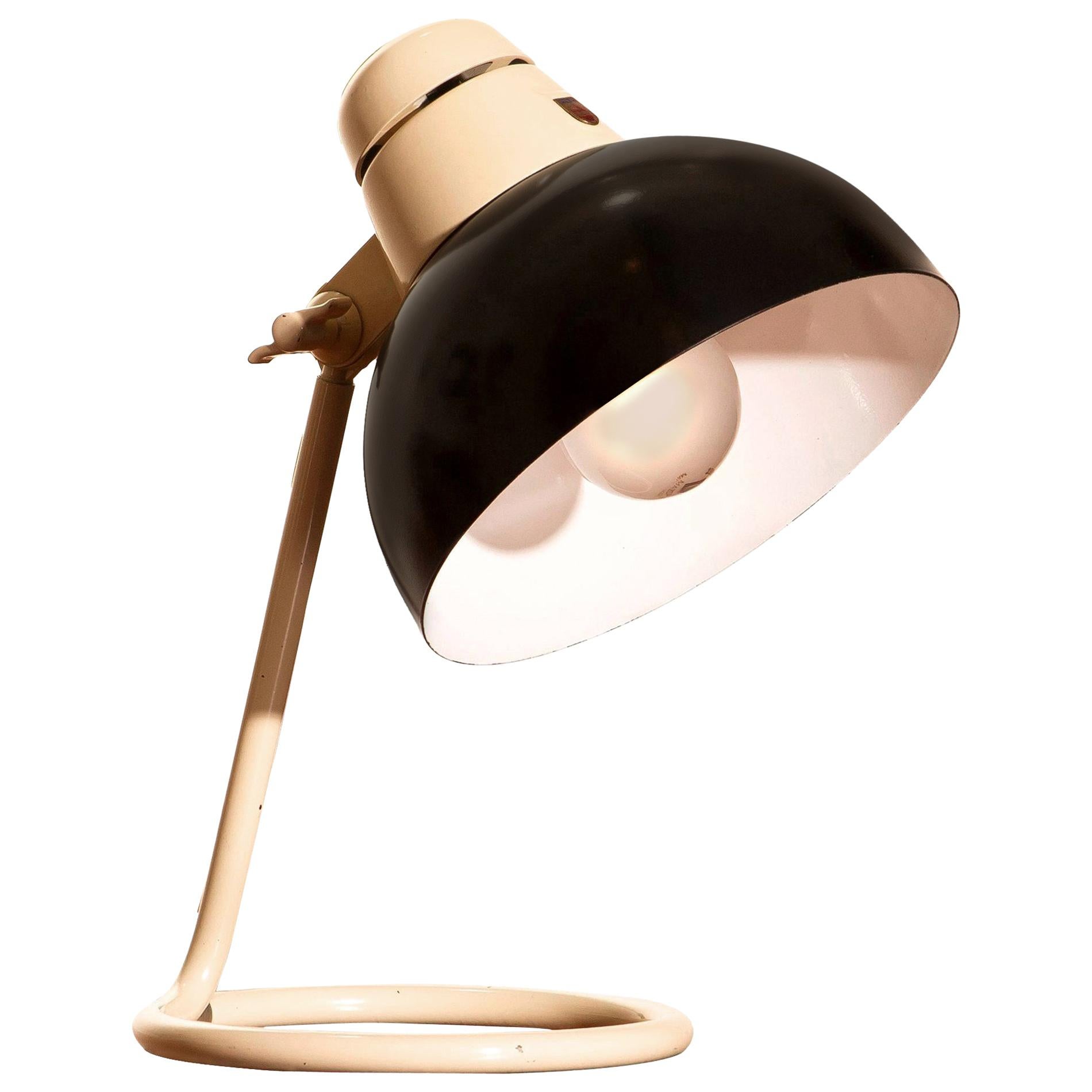 Beautiful desk or table lamp in off-white and black lacquered metal and in very good condition.

Period: 1950
The dimensions are height 33 cm, 13 inch, diameter shade 20 cm, 8 inch.