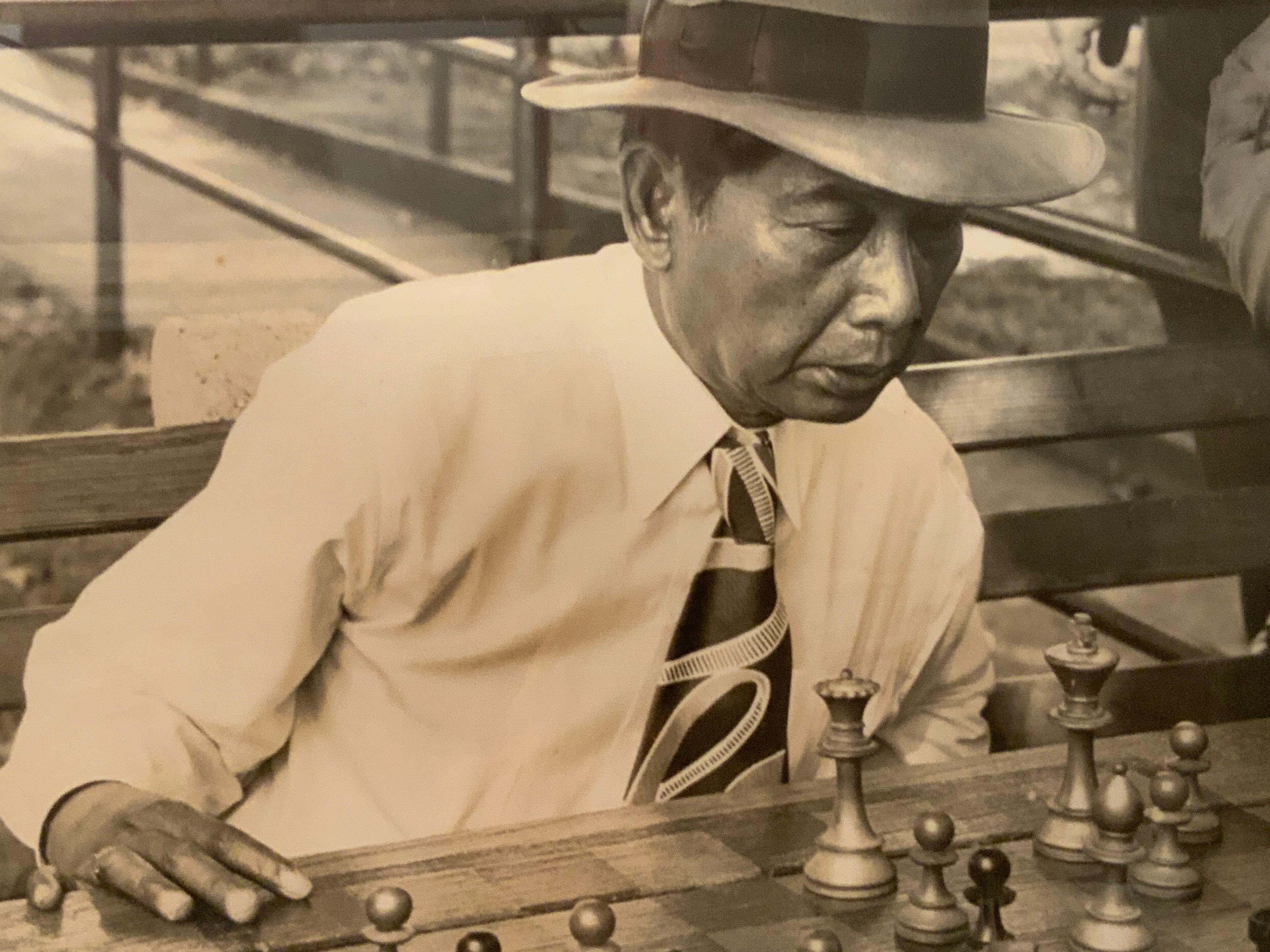 1950s Photograph Mexican Chess Player by Raymond Groce In Good Condition In Garnerville, NY