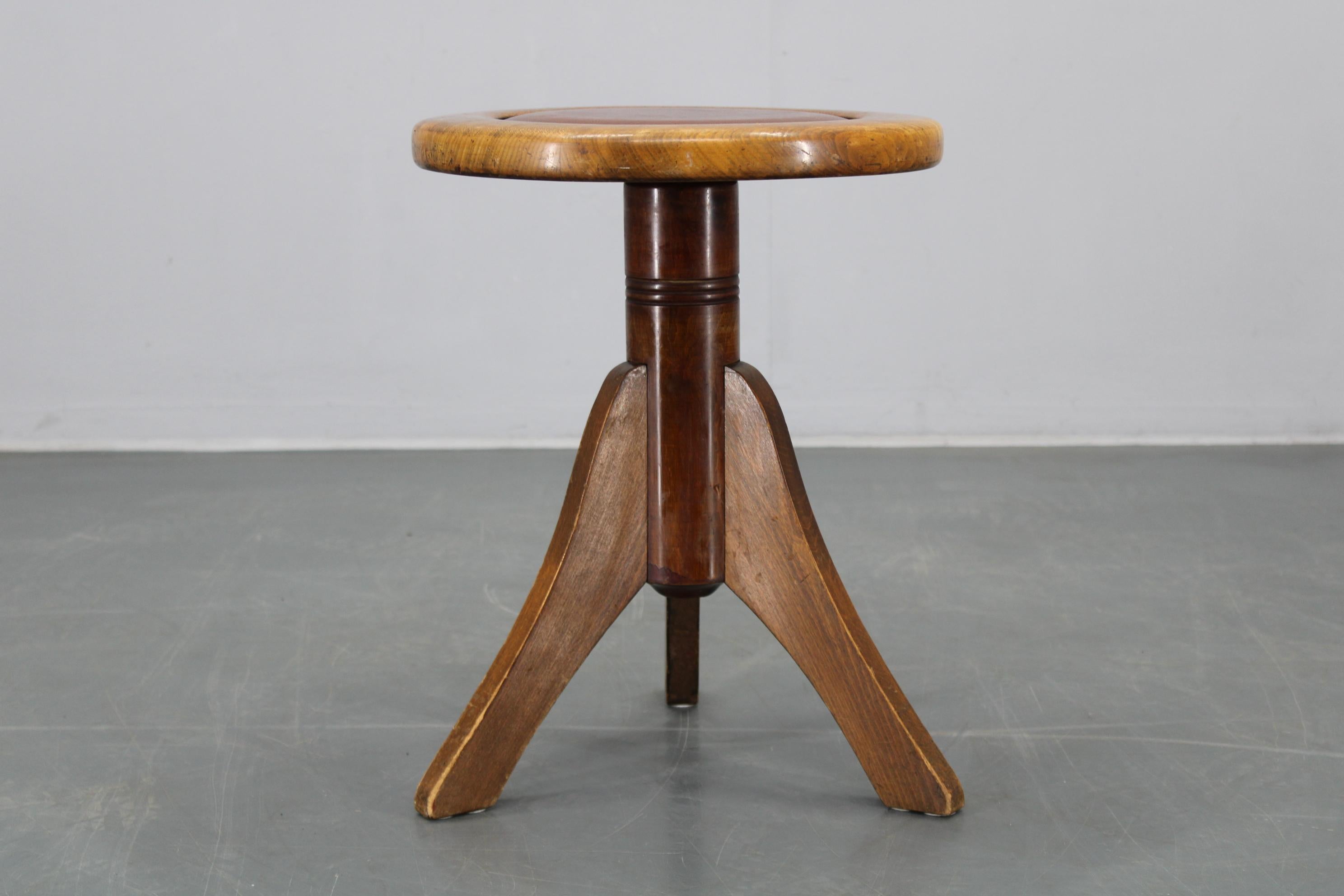 - sorgfältig renoviert
- höhenverstellbar von 48cm bis 67cm  