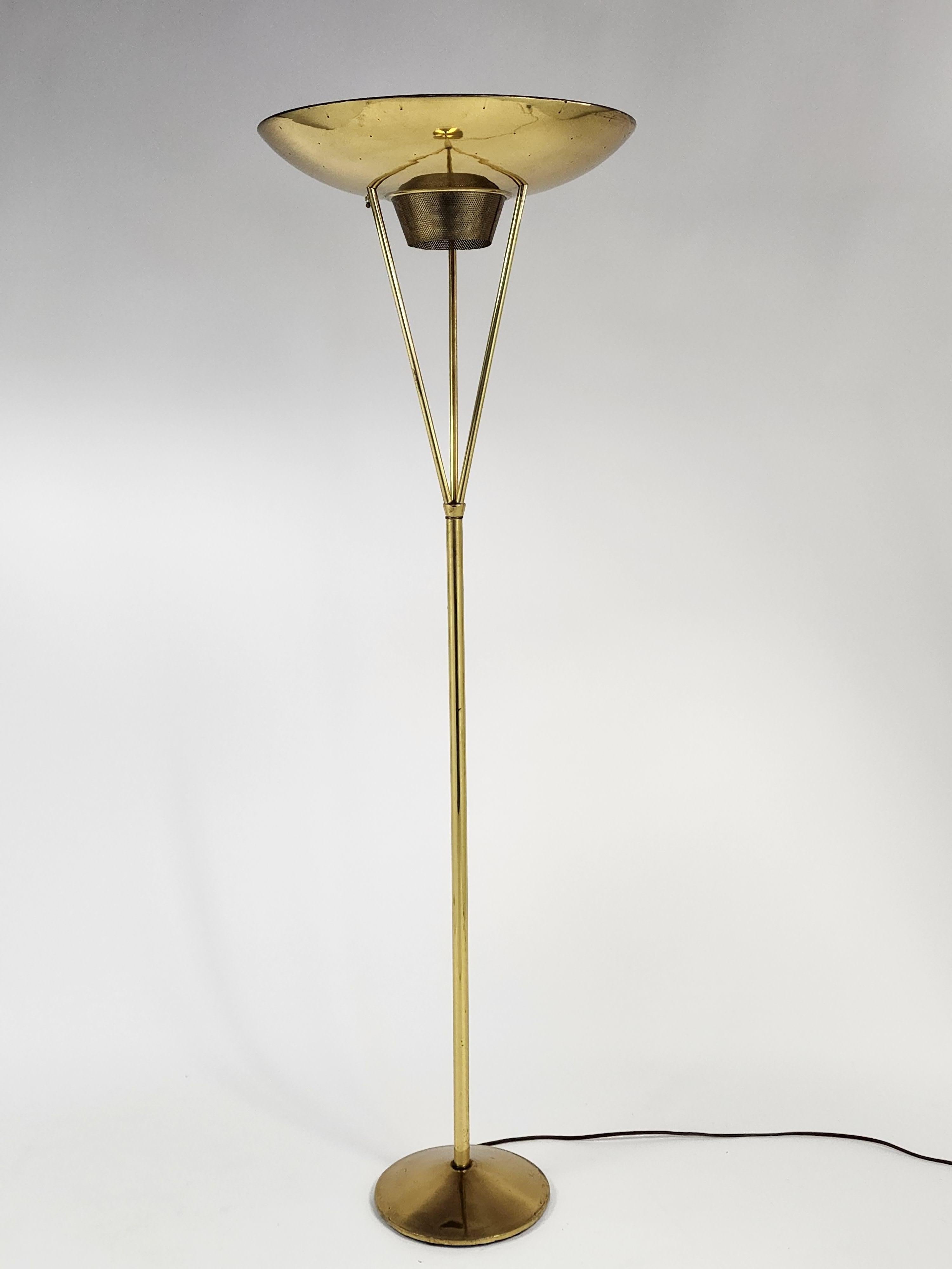 Elegant lampadaire minimaliste en laiton percé des années 1950 dans le style de Lightolier. 

Contient 3 douilles de taille E26 d'une puissance de 60 watts chacune. 

Interrupteur rotatif à 3 voies sur l'abat-jour. 1, 2 ou 3 lumières allumées ou