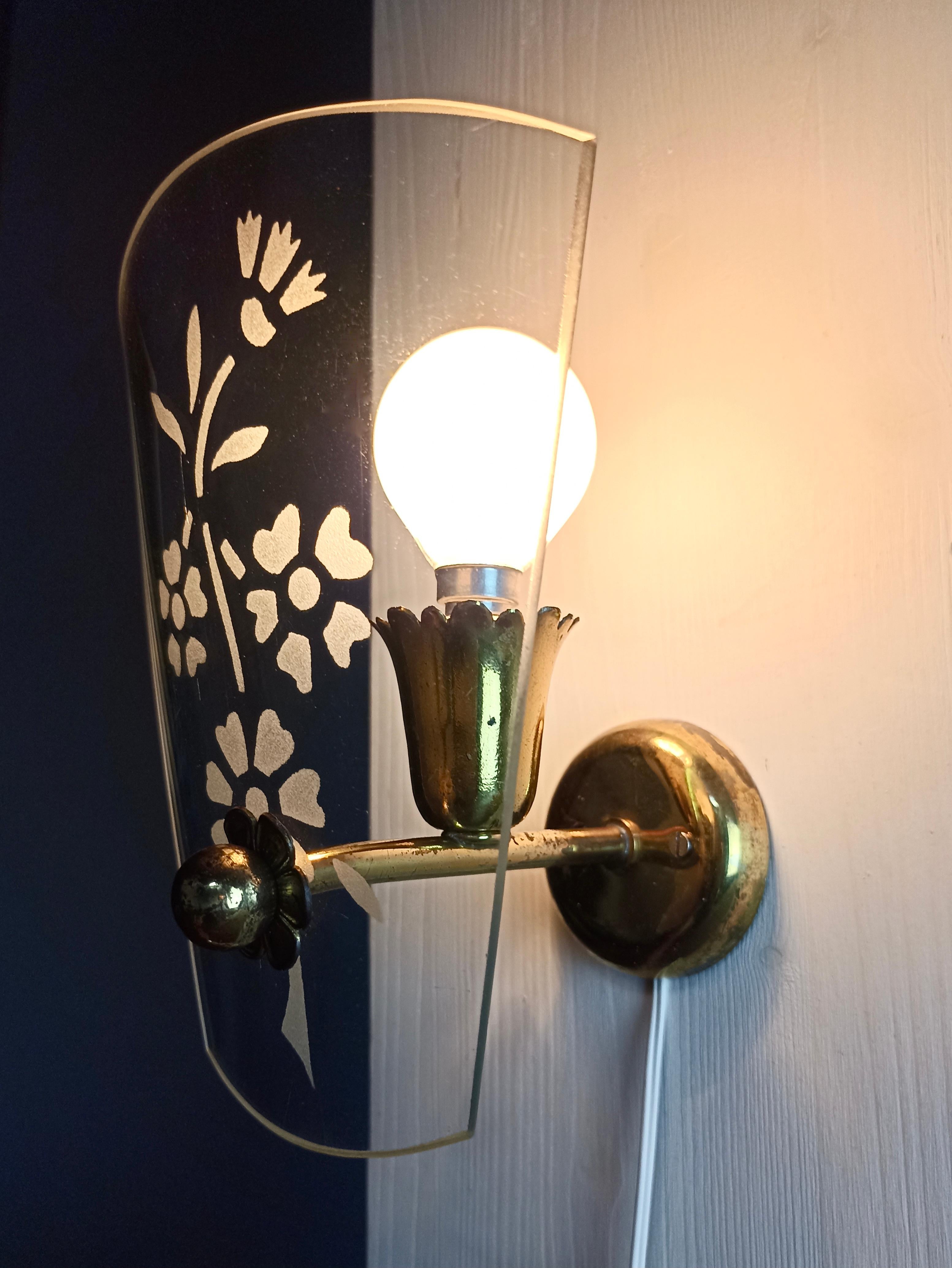 Beveled 1950s Pietro Chiesa style wall lamps. Brass and decorated lampshades. A pair. For Sale