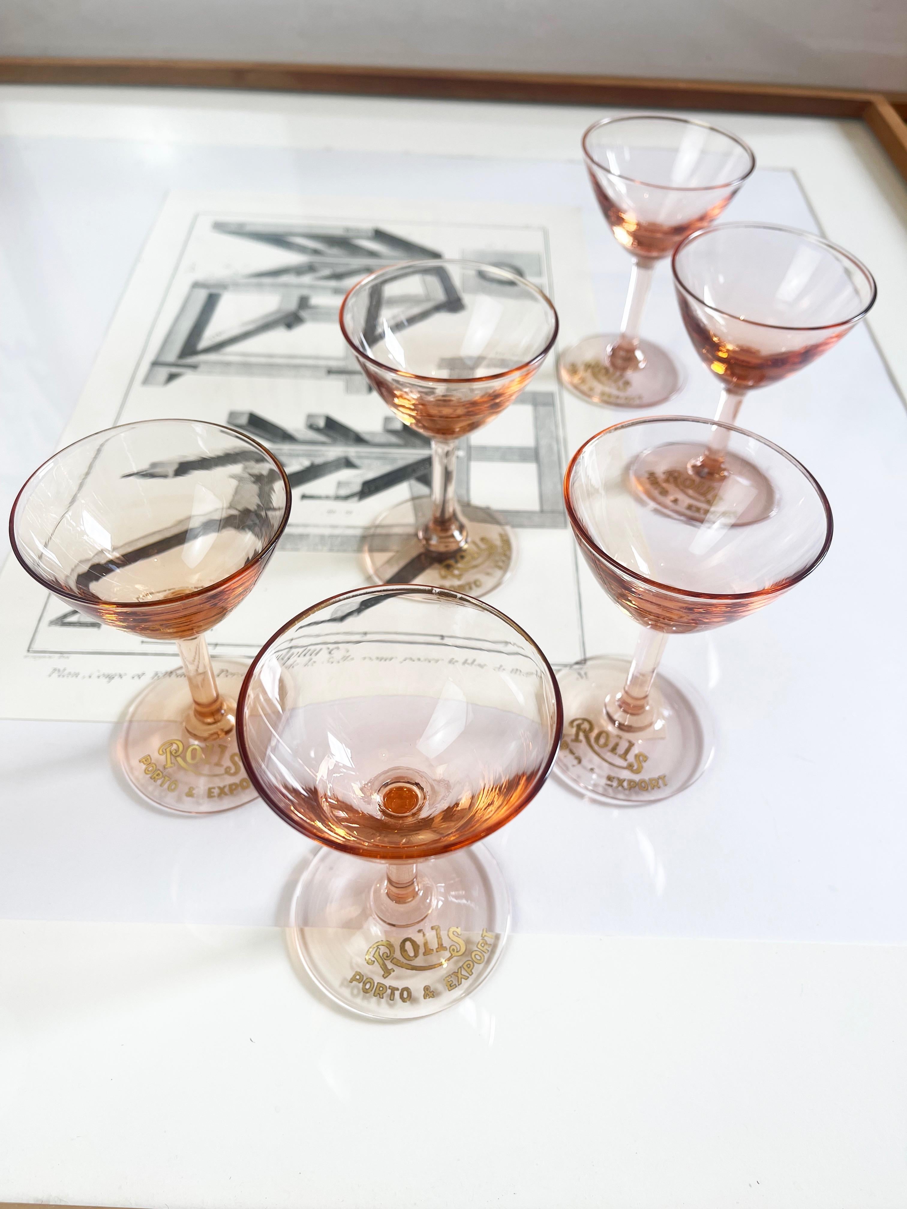 Un très bel ensemble de 6 verres à Martini ou à liqueur antiques ou vintage dans le rose typique de l'art déco, qui vient
avec cette brillance douce.
Magnifiques petits verres avec une magnifique impression art déco antique or et noir ''Rolle Porto