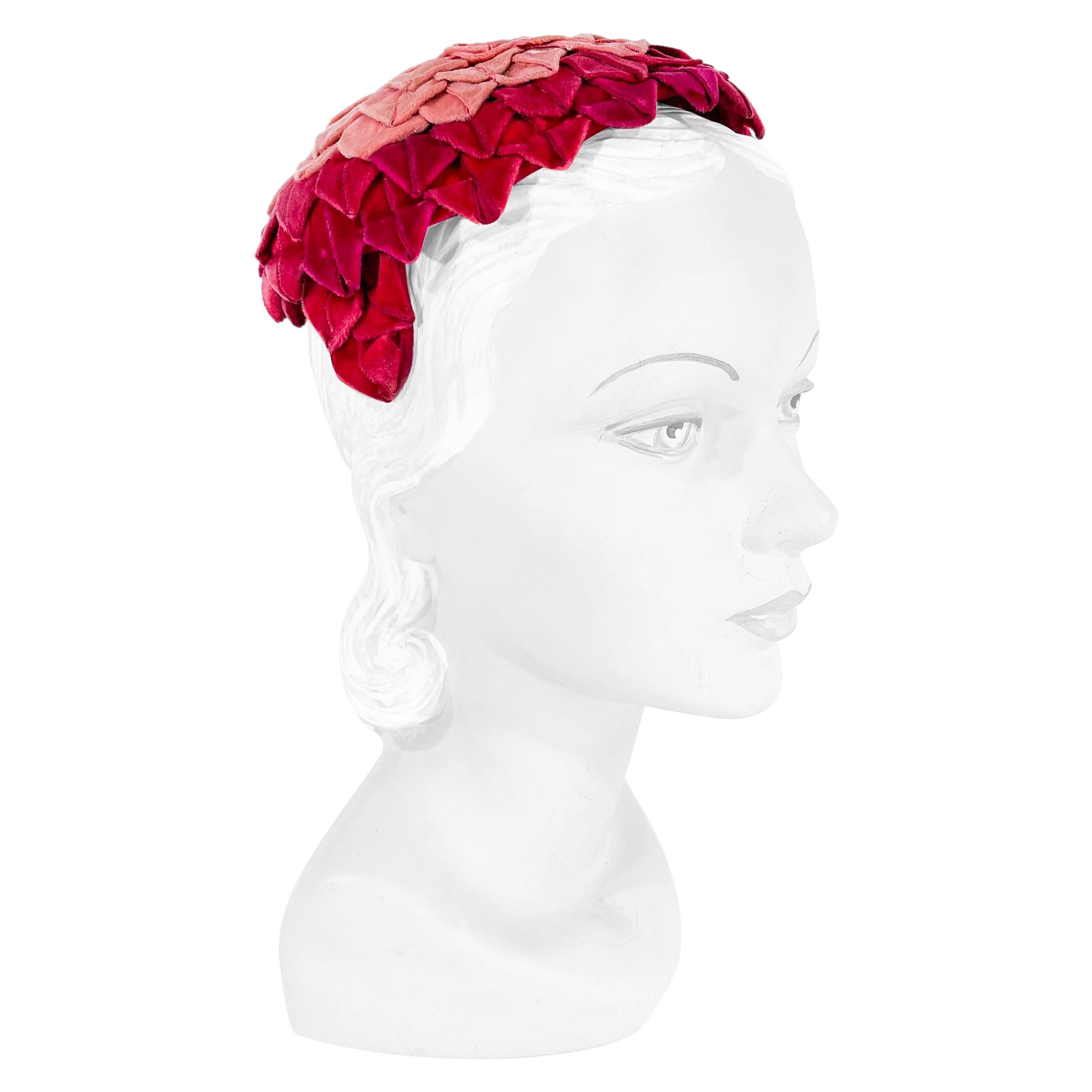 Sombrero de cóctel con cinta de terciopelo rosa y rosa de los años 50