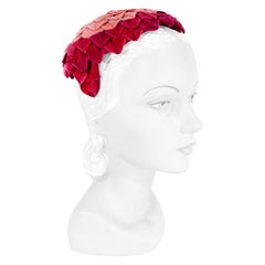 Sombrero de cóctel con cinta de terciopelo rosa y rosa de los años 50