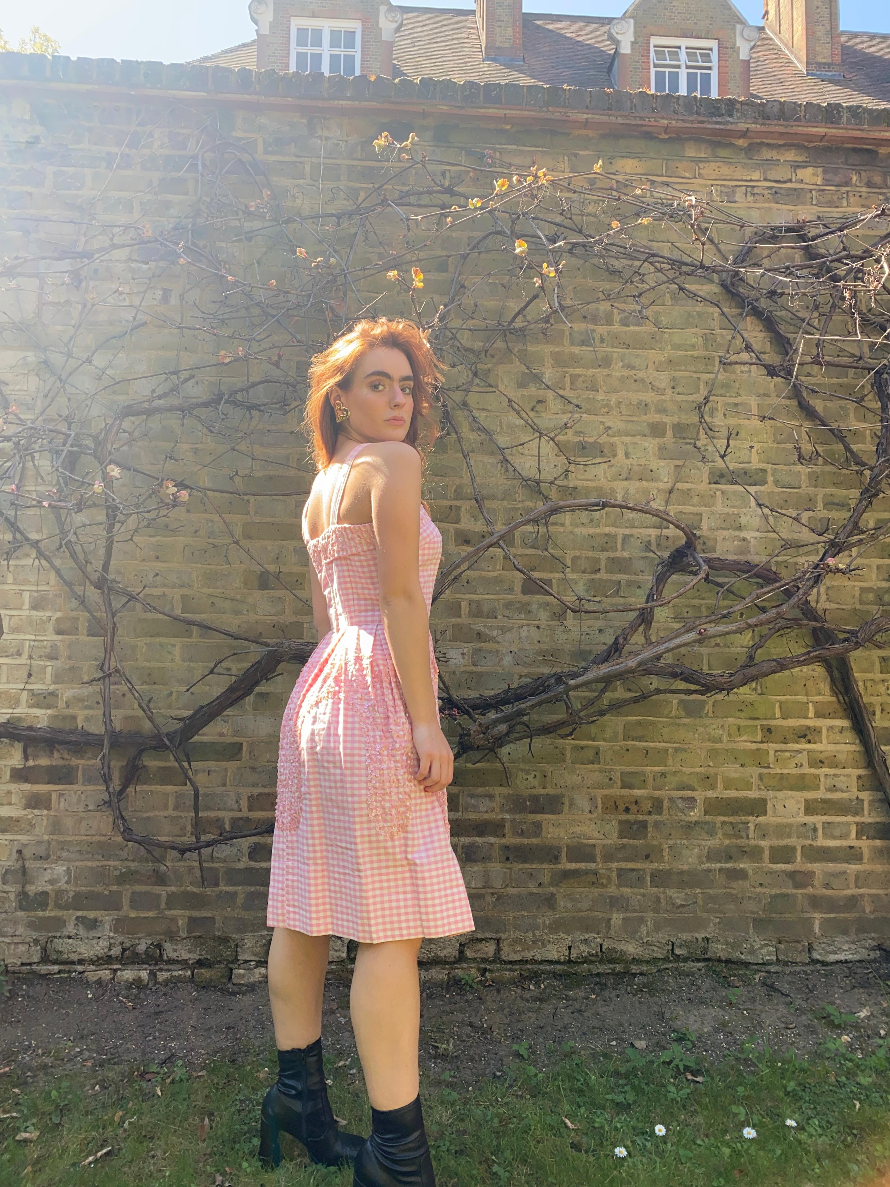 Vestido con lentejuelas de cuadros de guinga rosa y blanco de los años 50 5
