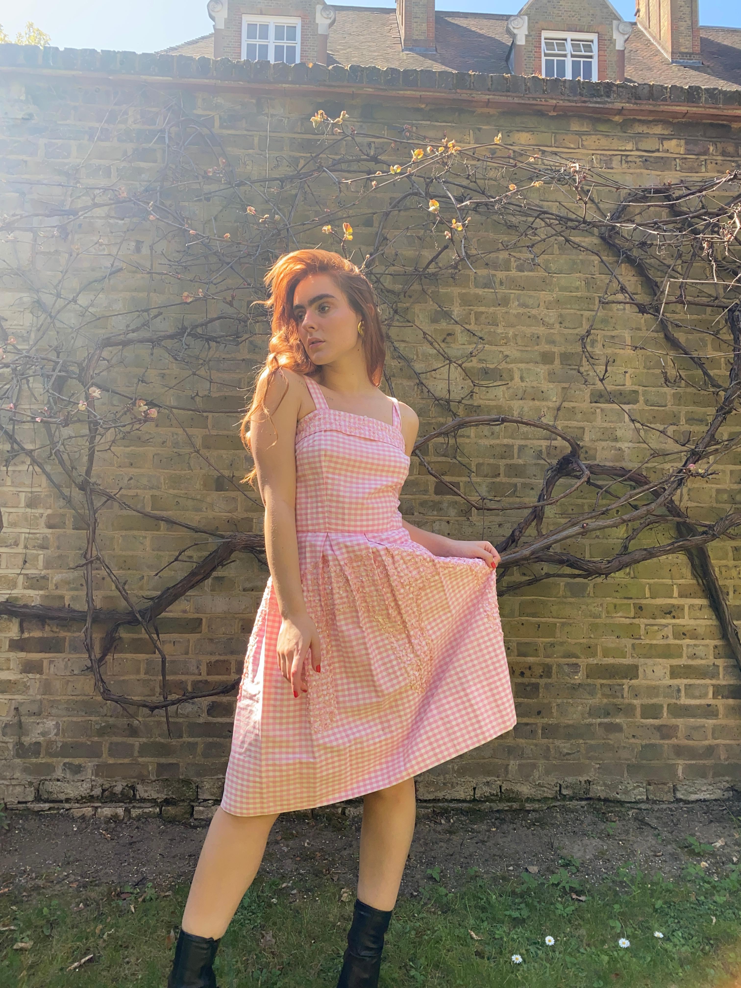 Vestido con lentejuelas de cuadros de guinga rosa y blanco de los años 50 3