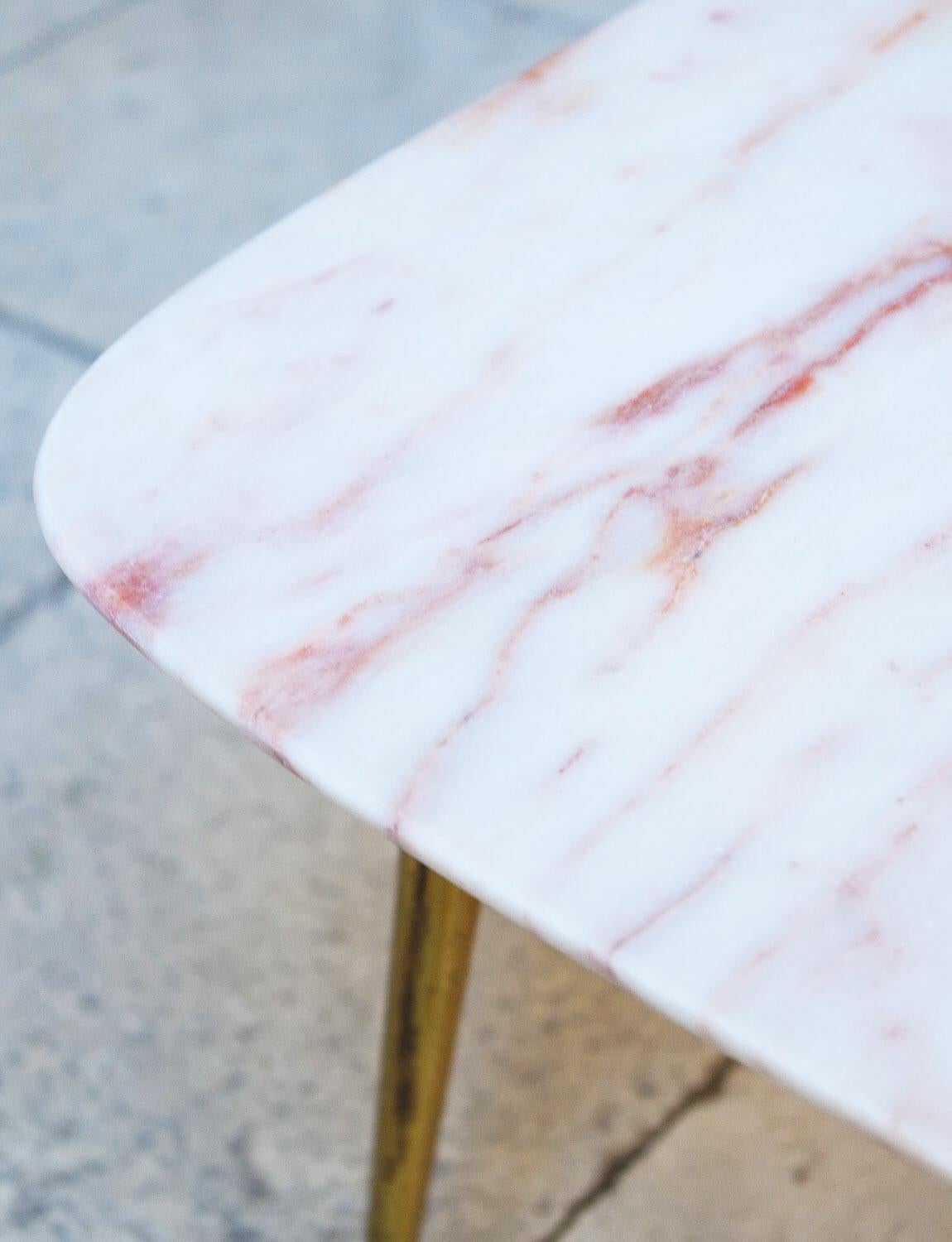 Table d'appoint italienne en marbre rose des années 1950 Bon état - En vente à Roma, IT
