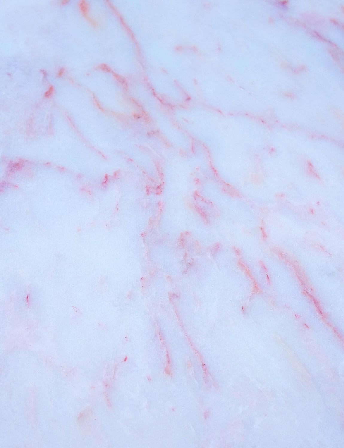 Laiton Table d'appoint italienne en marbre rose des années 1950 en vente