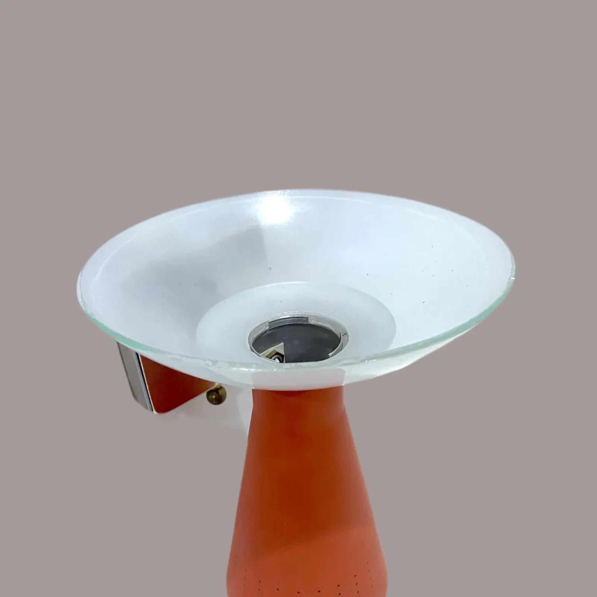 Métal Applique en métal perforé et verre rose des années 1950 en vente