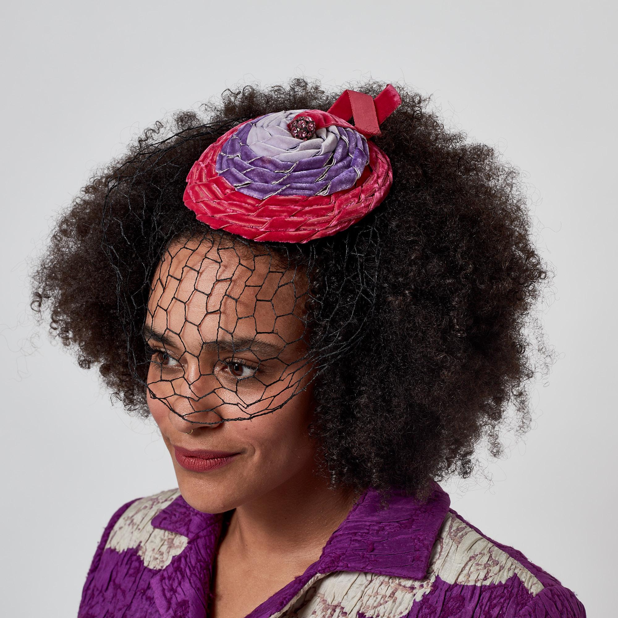 Cappello a veletta con lavorazione a nastri rosa e viola degli anni '50 in vendita 5