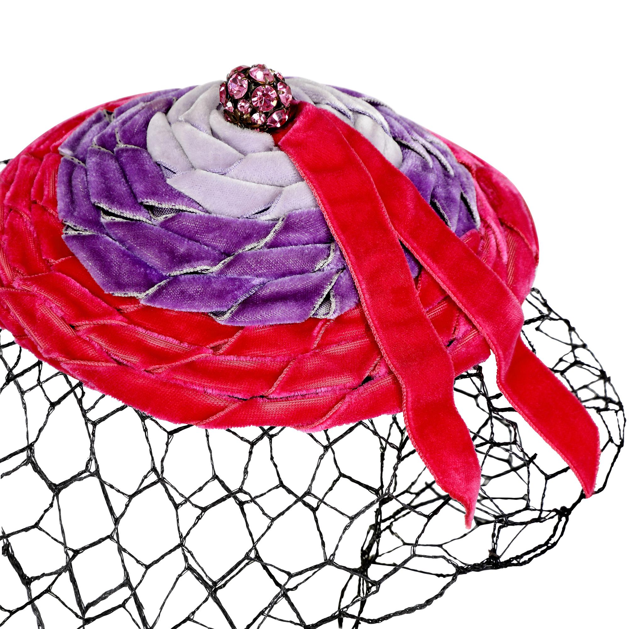 Gris Topper de chapeau à voiles en rubans roses et violets des années 1950 en vente