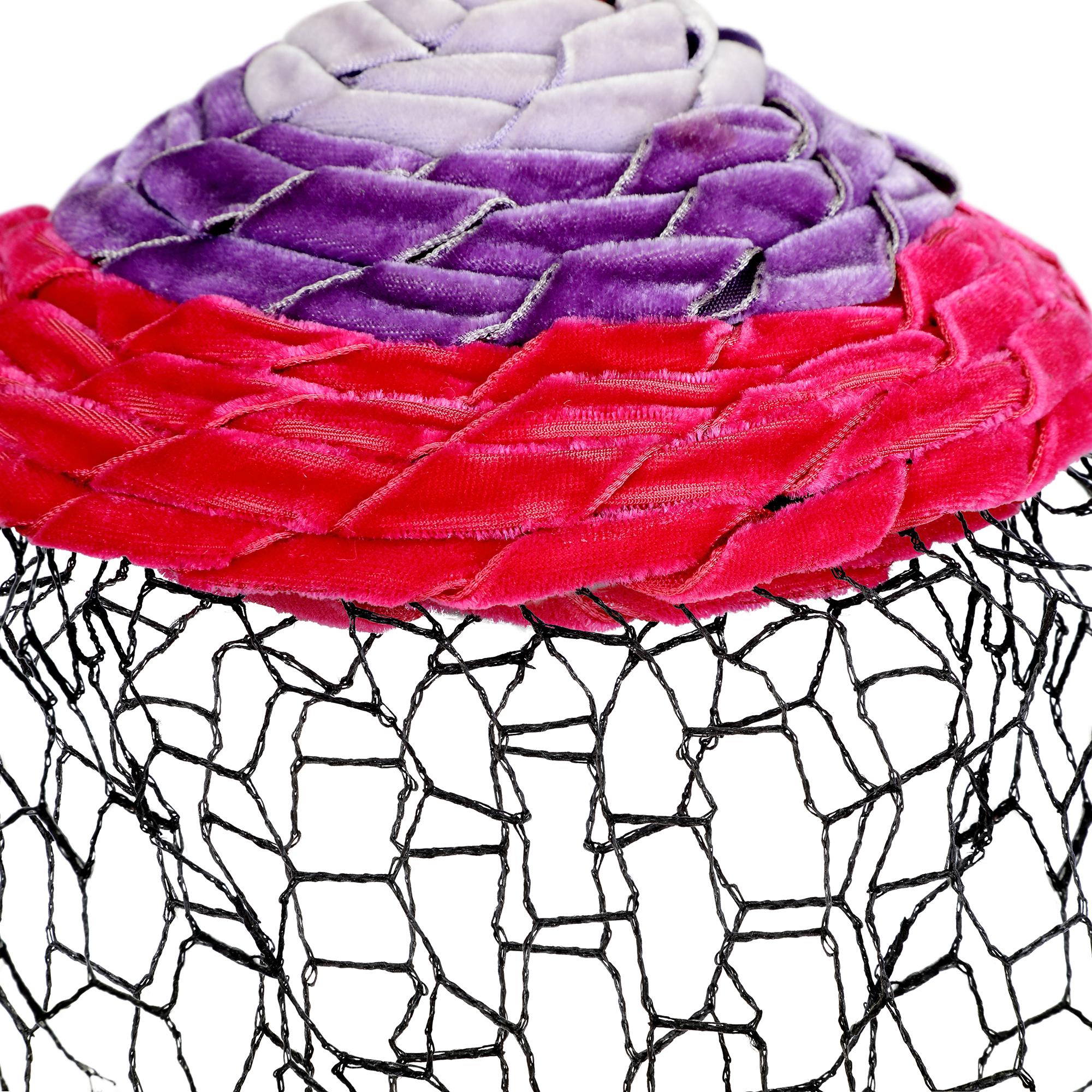Cappello a veletta con lavorazione a nastri rosa e viola degli anni '50 In condizioni ottime in vendita a London, GB