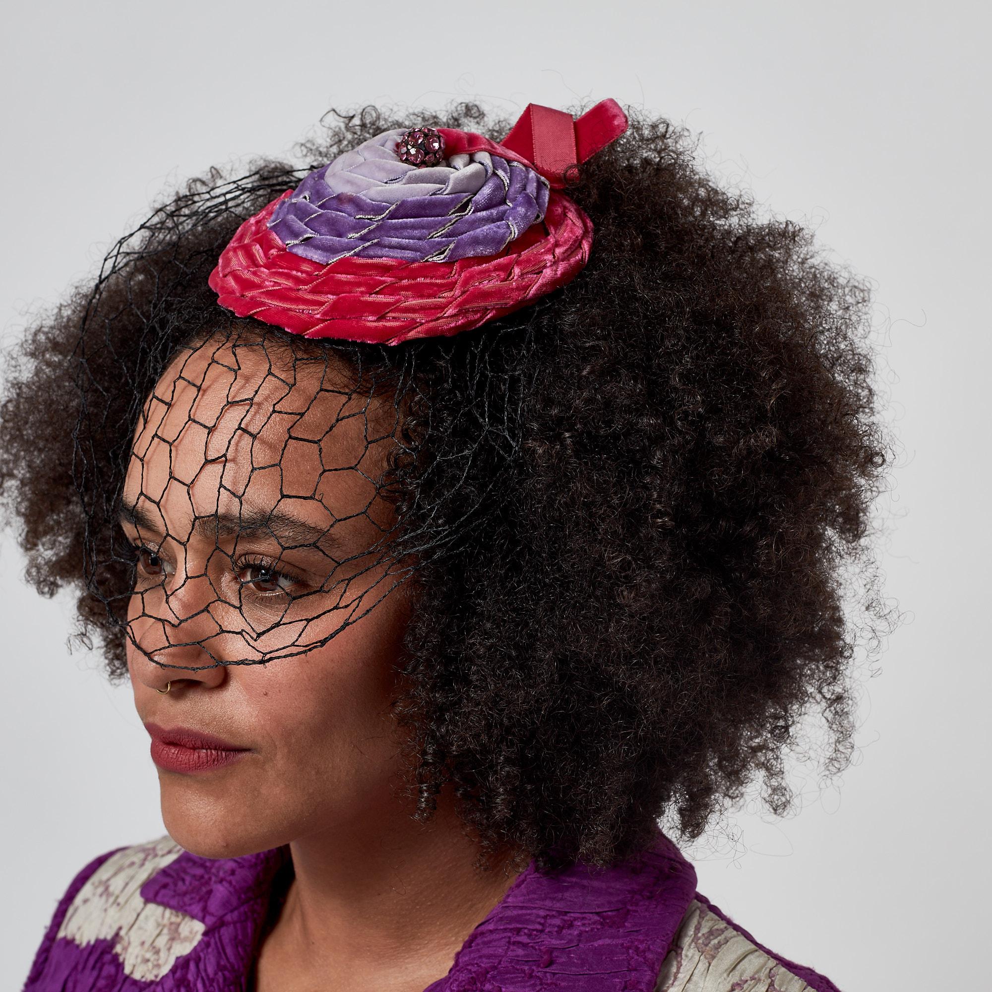 Cappello a veletta con lavorazione a nastri rosa e viola degli anni '50 in vendita 2