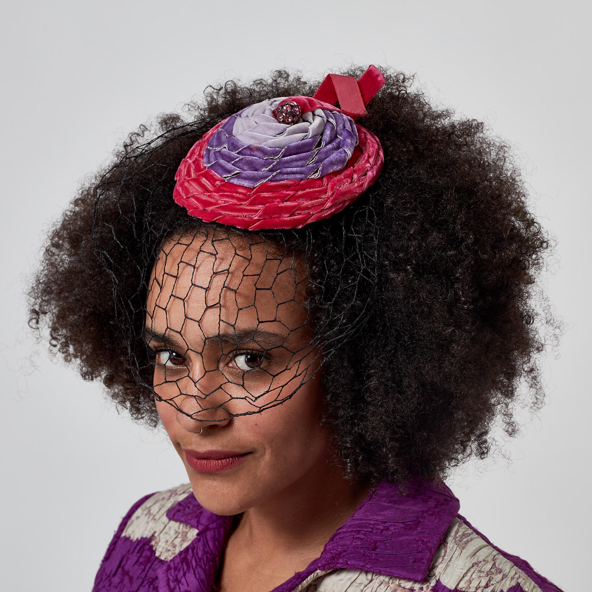 Cappello a veletta con lavorazione a nastri rosa e viola degli anni '50 in vendita 3