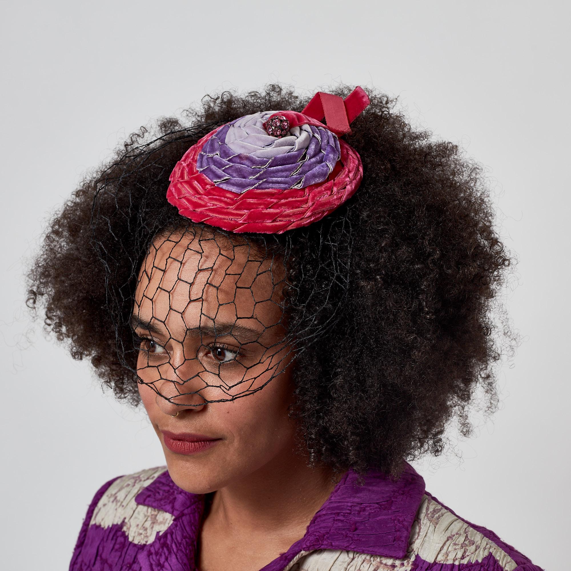 Cappello a veletta con lavorazione a nastri rosa e viola degli anni '50 in vendita 4