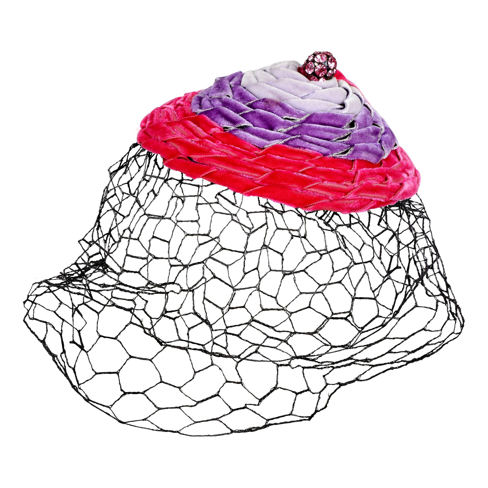 Cappello a veletta con lavorazione a nastri rosa e viola degli anni '50