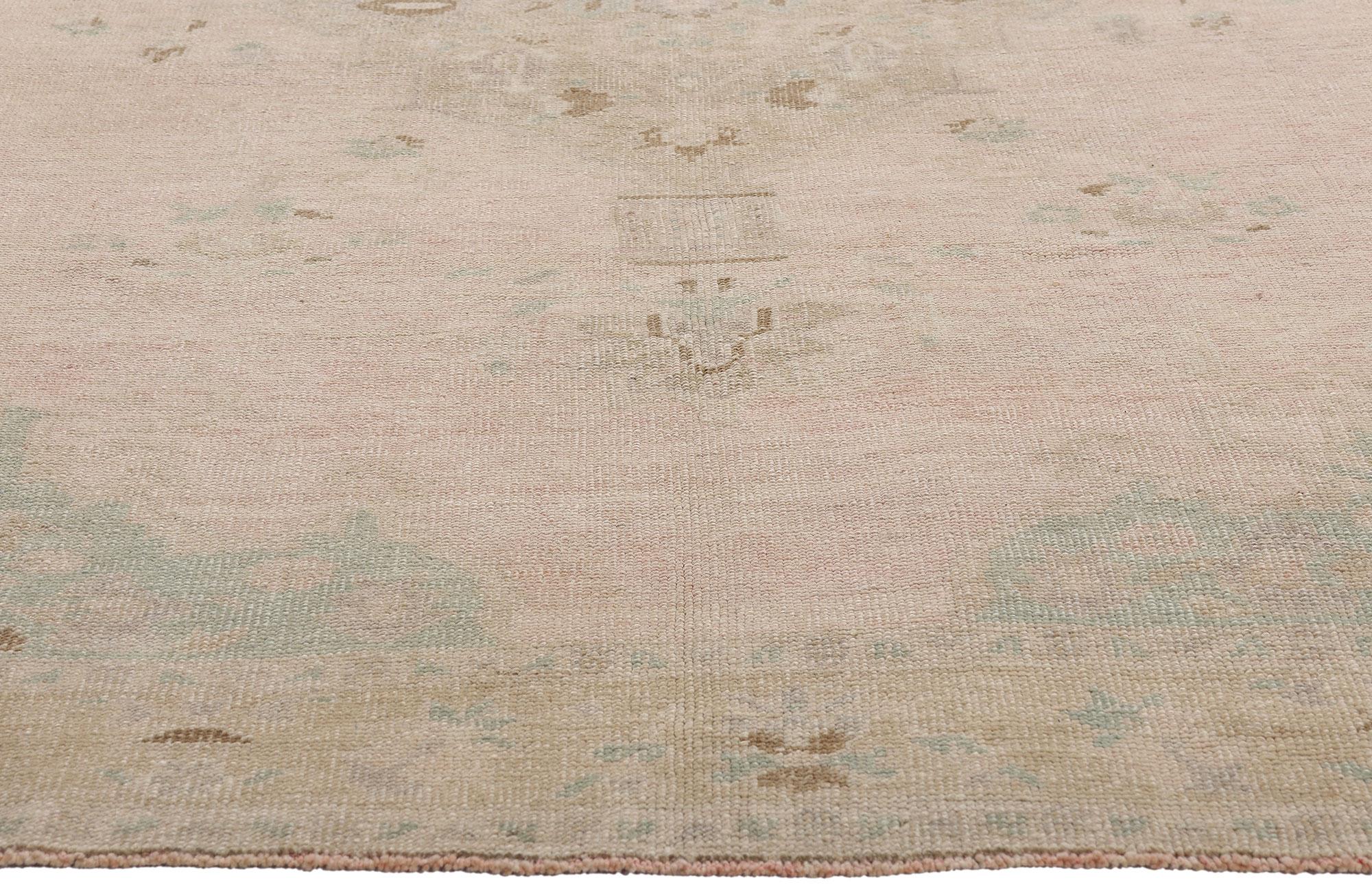 1950's Pink Turkish Oushak Carpet with Modern Style Anudado a mano en venta