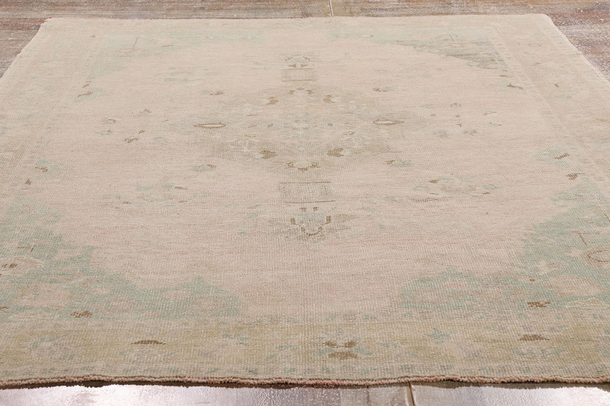 1950's Pink Turkish Oushak Carpet with Modern Style siglo XX en venta