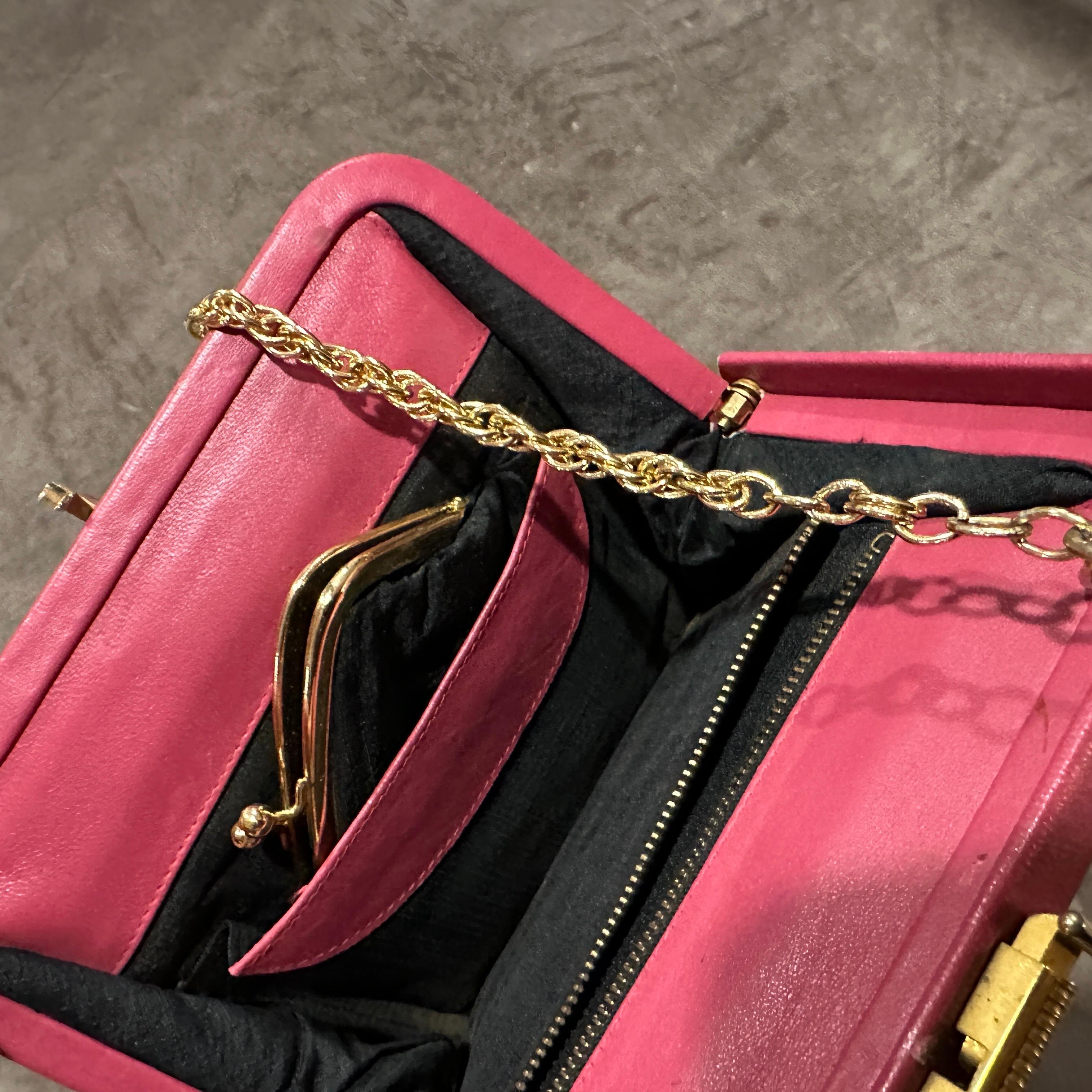 1950s Pink Woven Fabric and Brass Italian Minaudière Bag Damen im Angebot