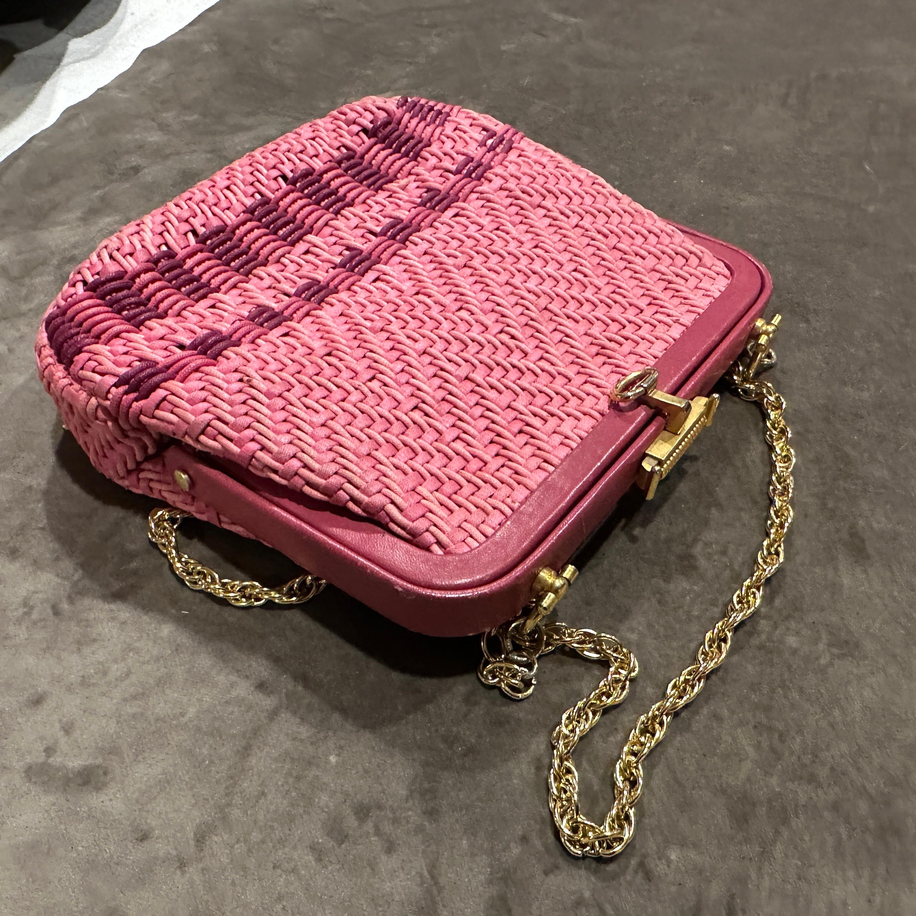 1950s Pink Woven Fabric and Brass Italian Minaudière Bag im Angebot 3
