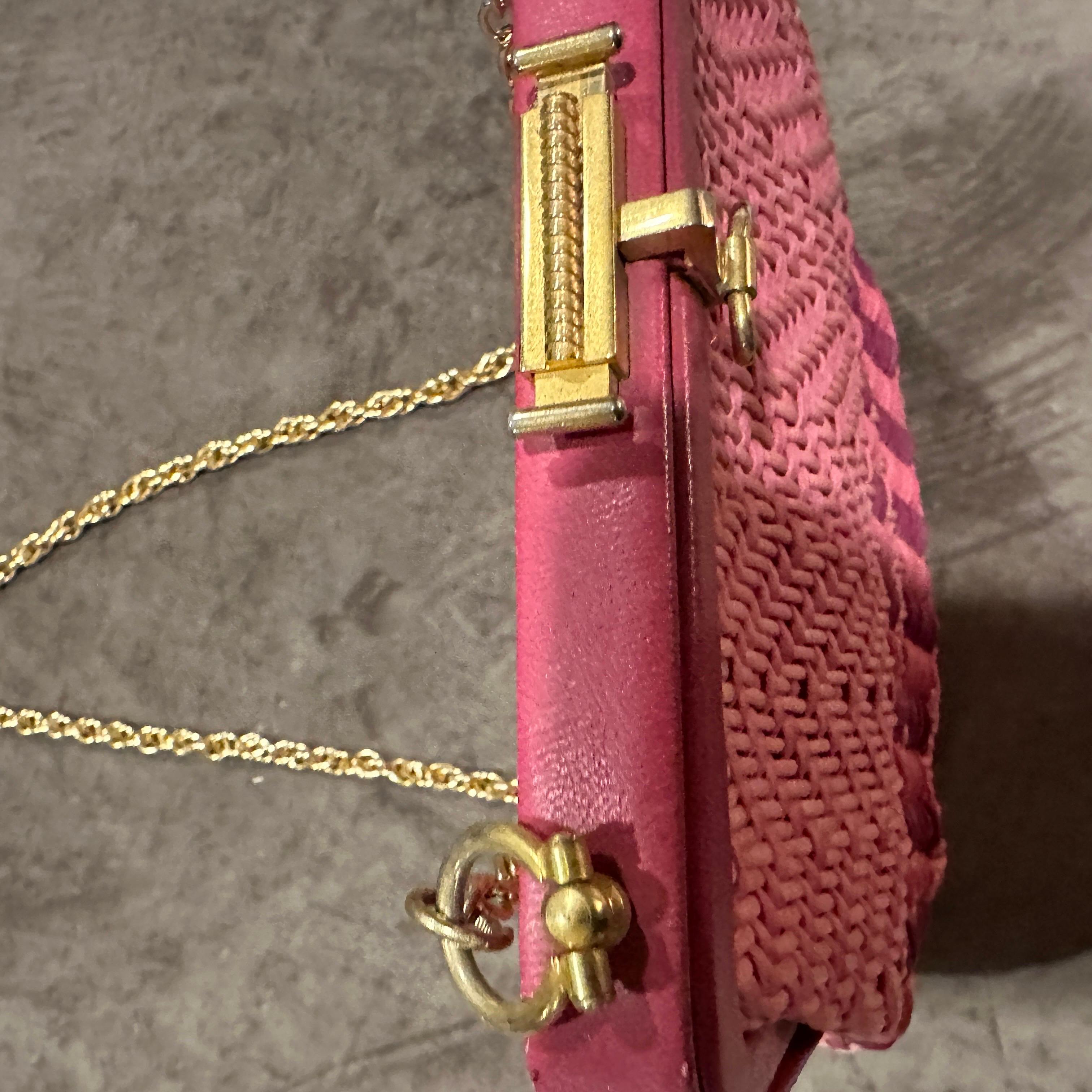1950s Pink Woven Fabric and Brass Italian Minaudière Bag im Angebot 4