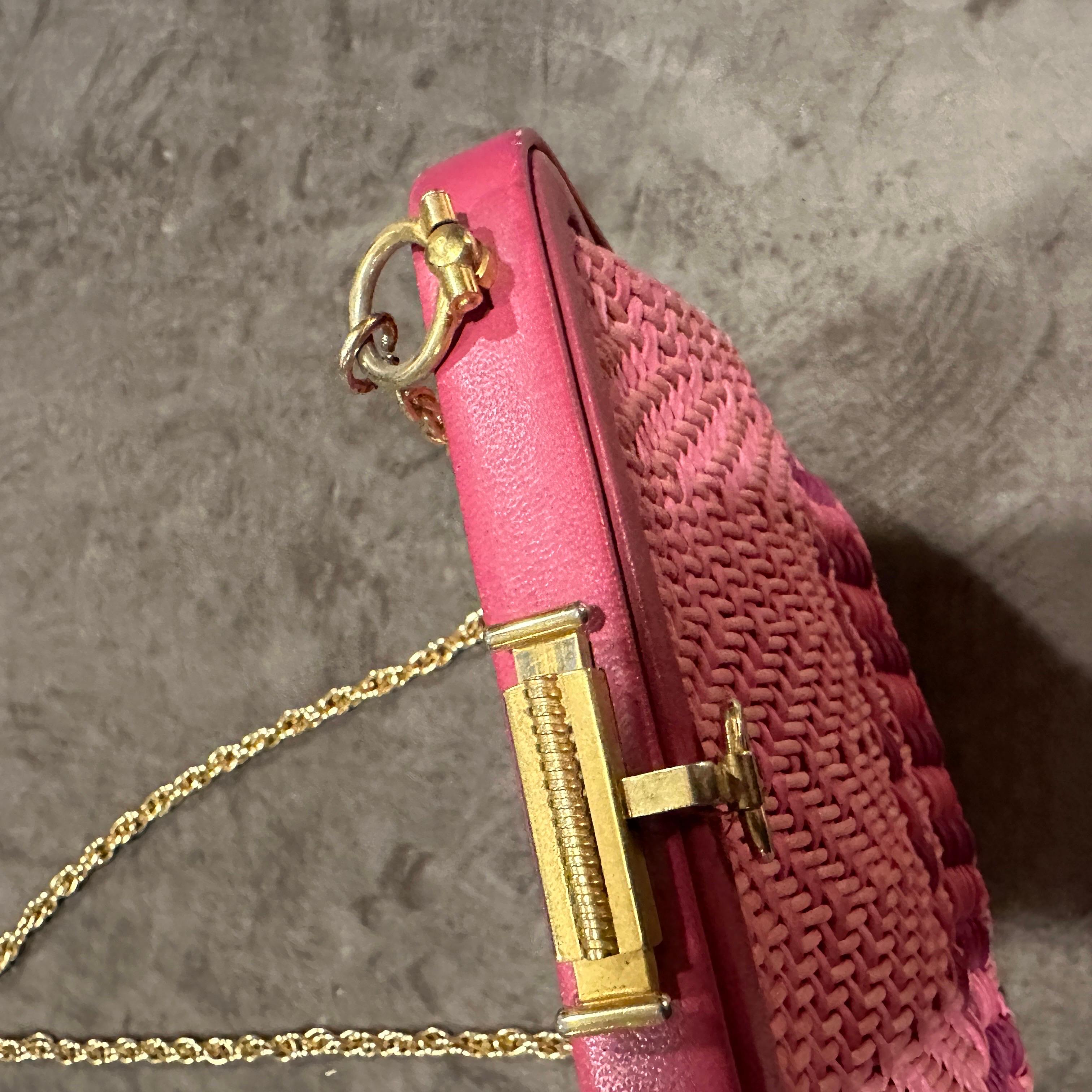 1950s Pink Woven Fabric and Brass Italian Minaudière Bag im Angebot 5